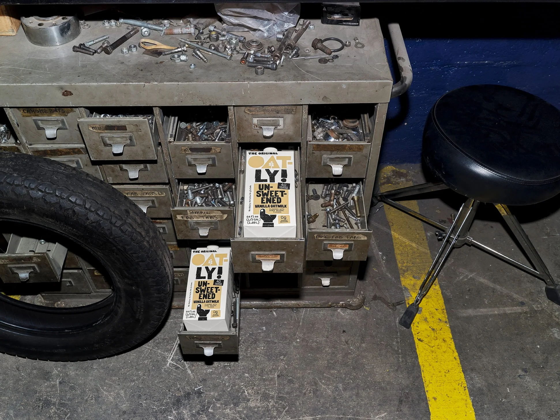 Oatly_US_24_Oatmilk_UnsweetenedVanilla_64oz_ScrewDrawers2_Alice0149.jpg