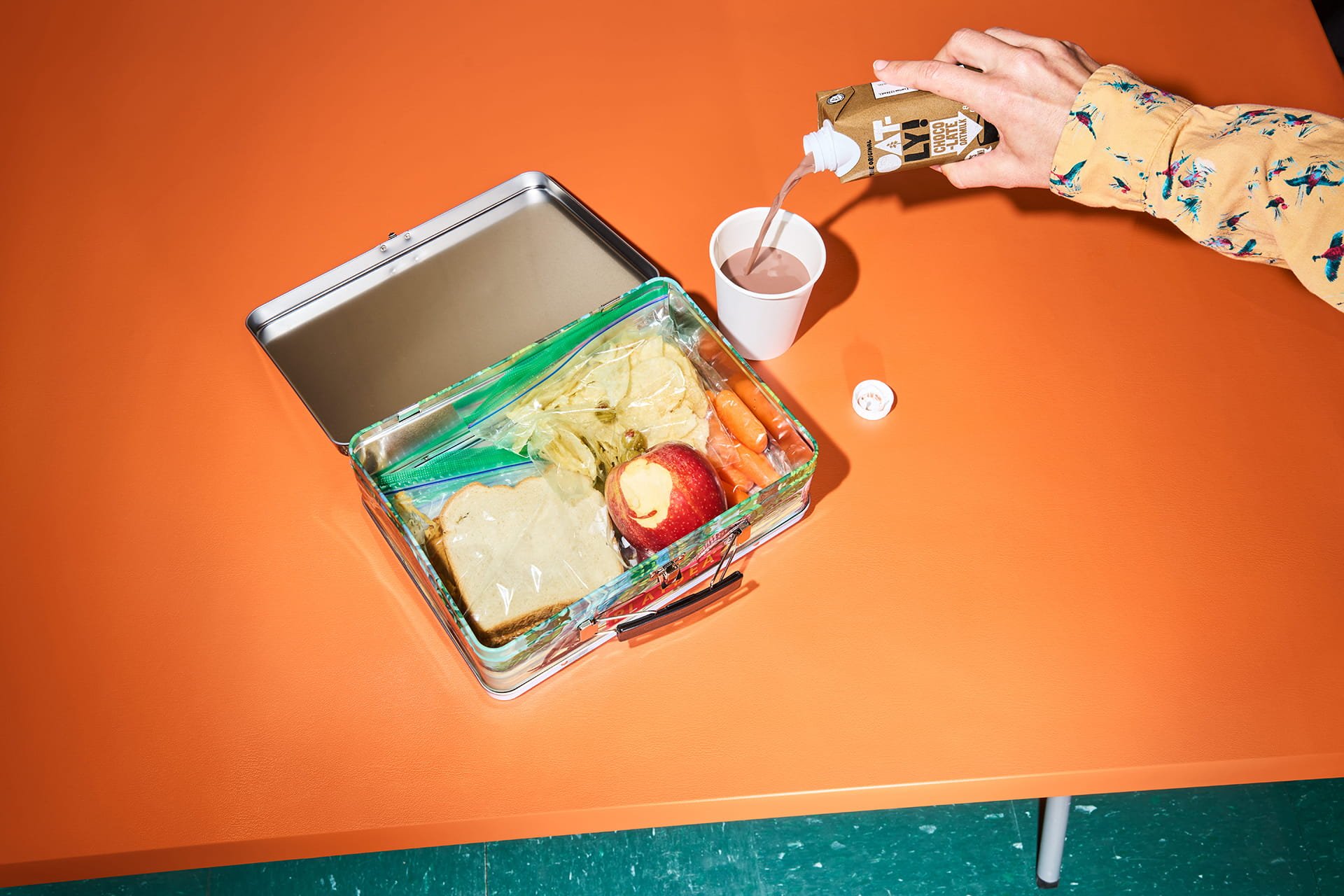 Oatly_US_25_Oatmilk_Chocolate_8oz_SchoolLunch_VKRees3125_sRGB.jpg