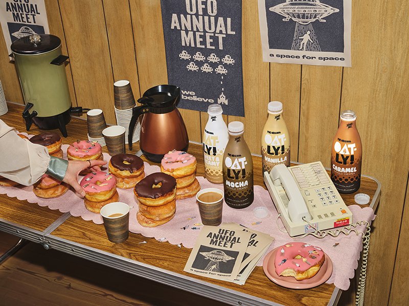 OatlyUS23_Creamer_Group_UFO_Donut_Alice0940_800px.jpg