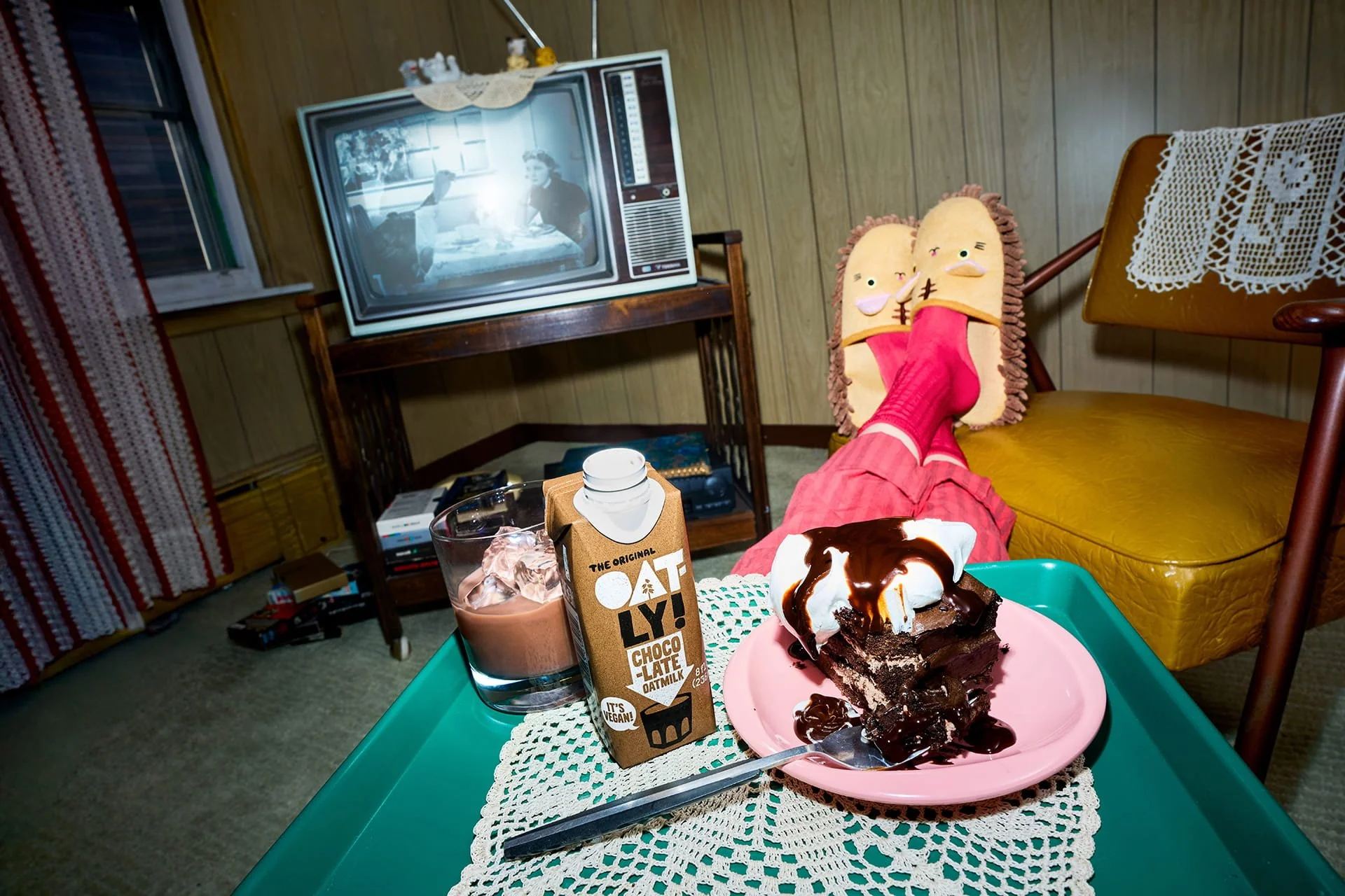 Oatly_US_25_Oatmilk_Chocolate_8oz_TV_DessertTray_VKRees0207_sRGB.jpg