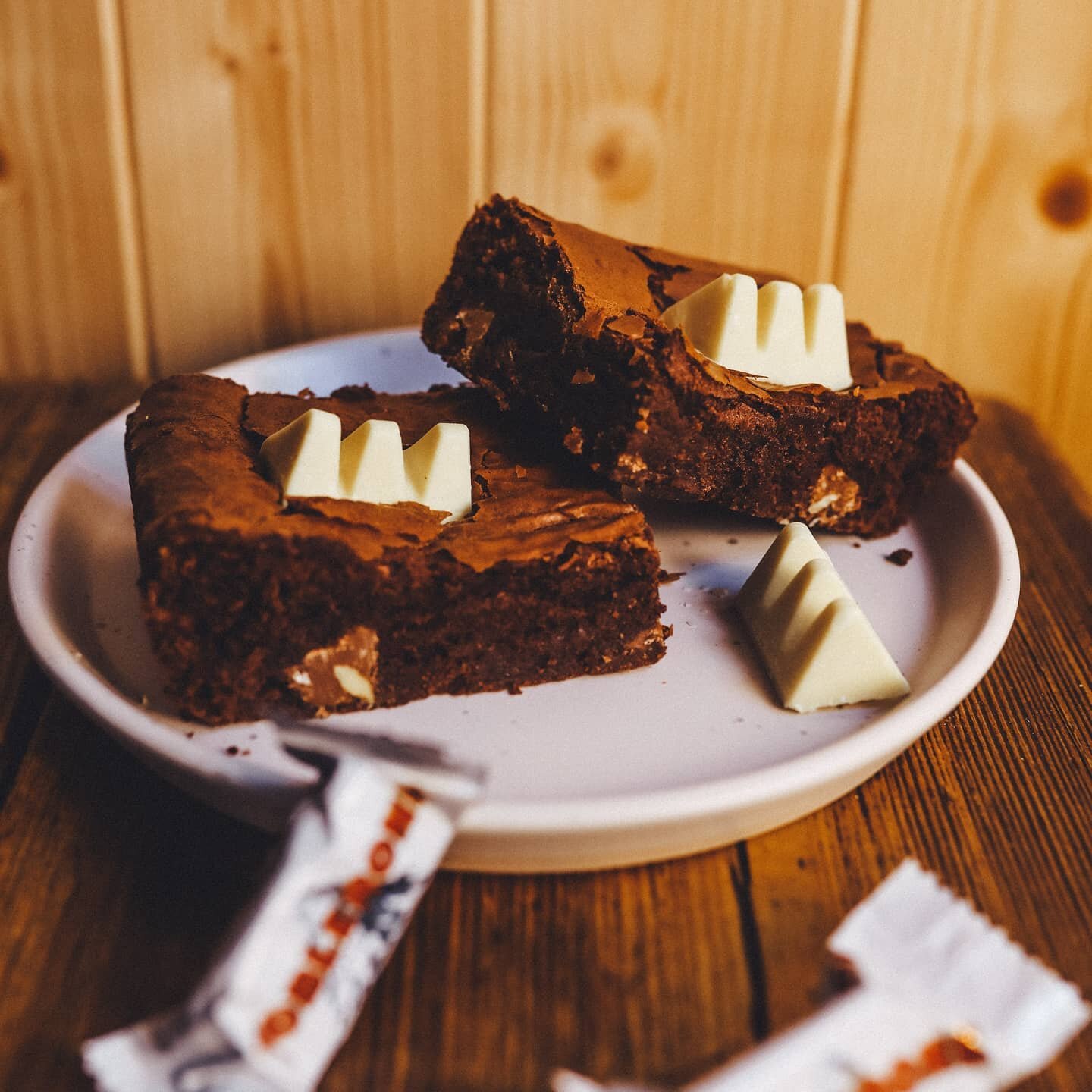 🔸Toblerone Brownie🔸

Our gooey brownie base, stuffed with chunks of toblerone and topped with mini white toblerones 🤤

🎄Available in the Christmas pre-order menu! 🎄