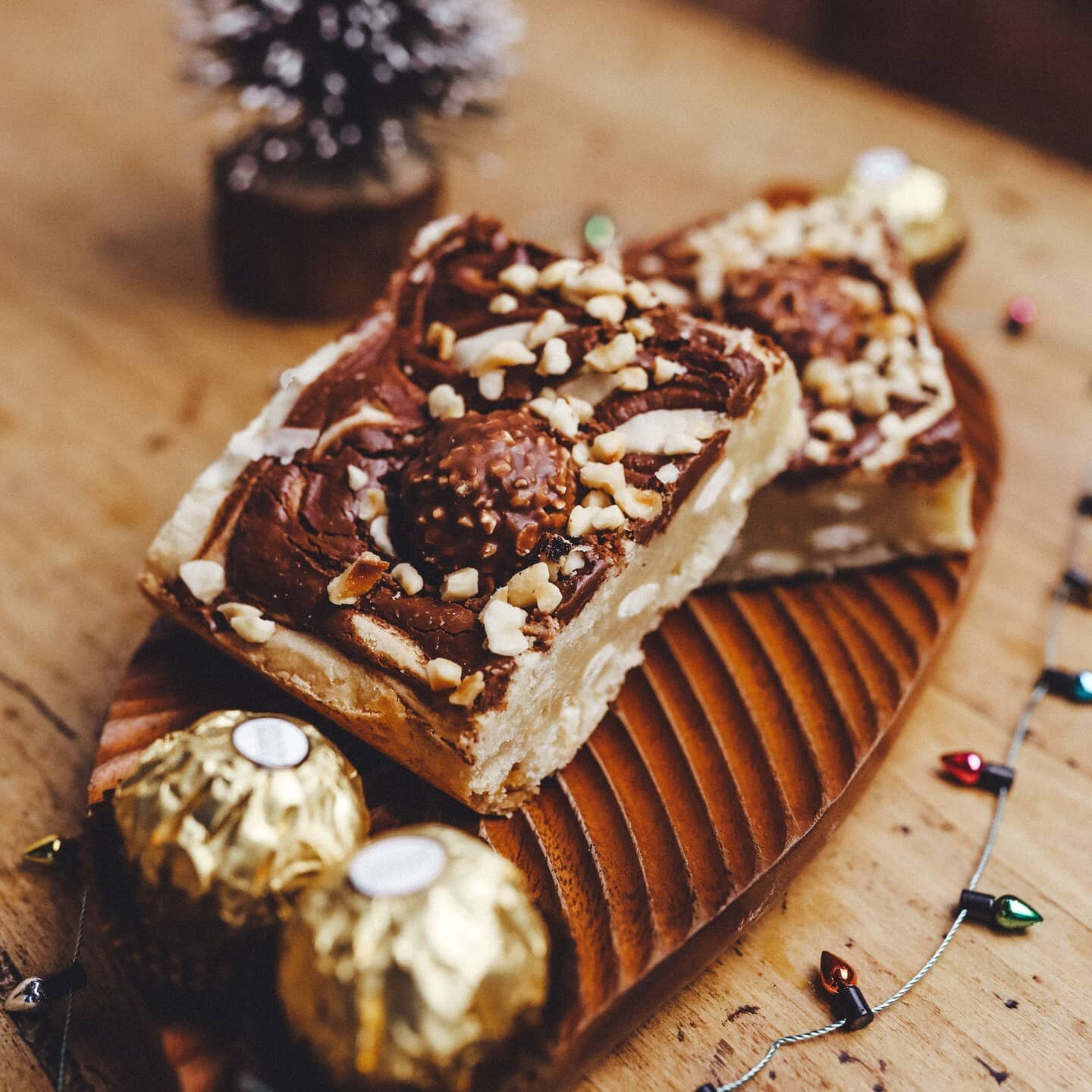 🌊We've added extra capacity for Poole/Bournemouth Christmas Eve deliveries.✌️

🎄Pre-order your custom festive box on our website ❄️

🌰These Ferrero Rocher blondies have been the star of the show this week, who can resist them 🤩