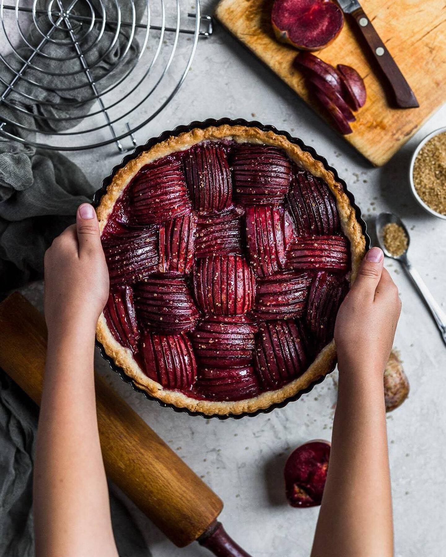 Want a beautiful summer dessert that only includes 4 ingredients and looks insanely delicious? Of course you do! Then this plum tart is for you!
It is:
&bull;easy to make
&bull;has a short bake time
&bull;looks crazy pretty
&bull;tastes amazing 

Thi