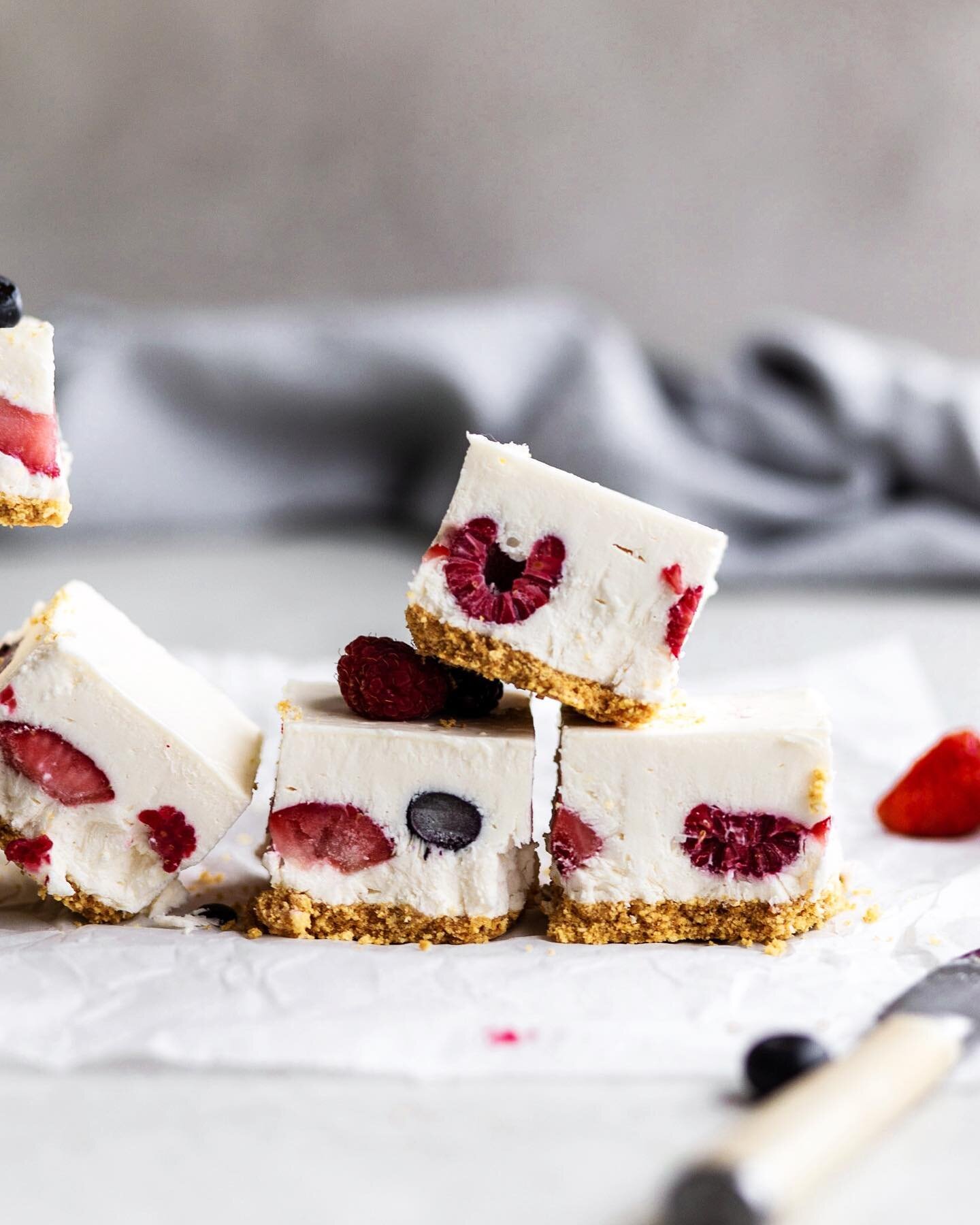 Who is here for no bake desserts?

These no bake mixed berry cheesecake bars are super refreshing and easy to make- plus it&rsquo;s sooo fun when you cut into them and you see the berries peaking out at you!

Really loved the crispness of these shots