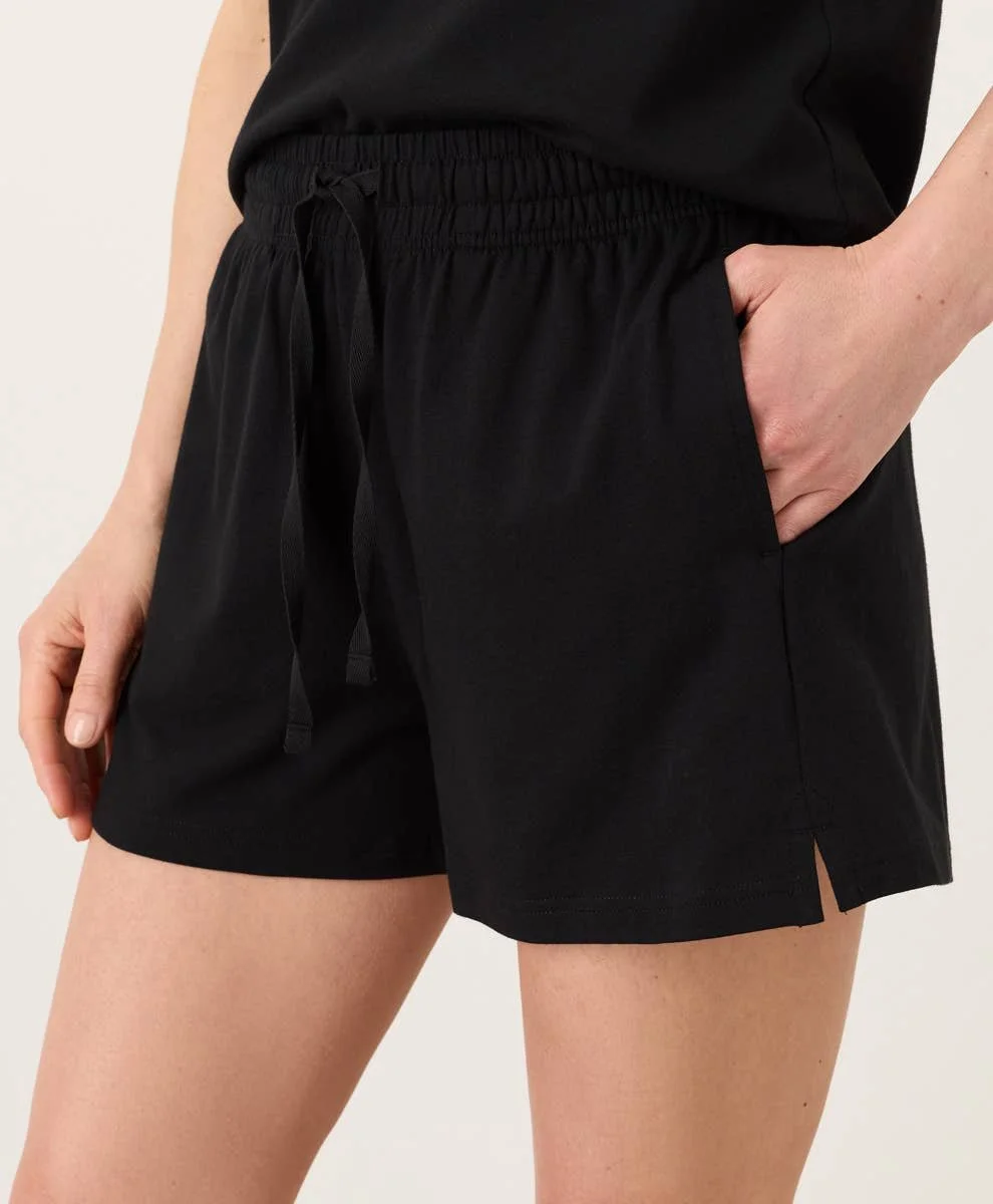 Pact Luxe Essential Short in 100% cotton with pockets and a drawstring in the color black