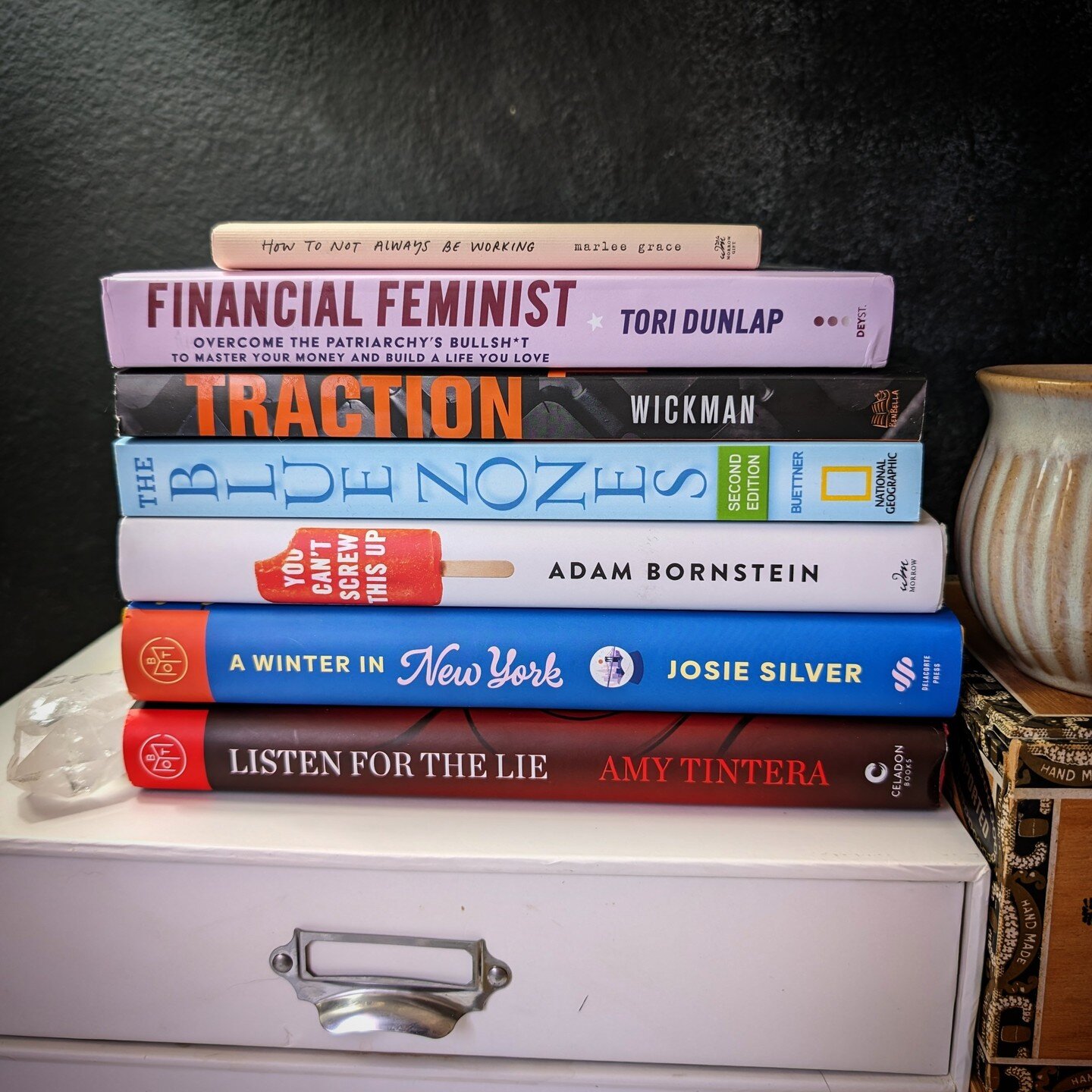 Rounding up my favorite books from this first quarter 📚! Here's what I've read in Q1:

How to Not Always Be Working by Marlee Grace

Financial Feminist by @financialfeministbook 

Traction: Get a Grip on Your Business by Gino Wickman

Blue Zones: 9 