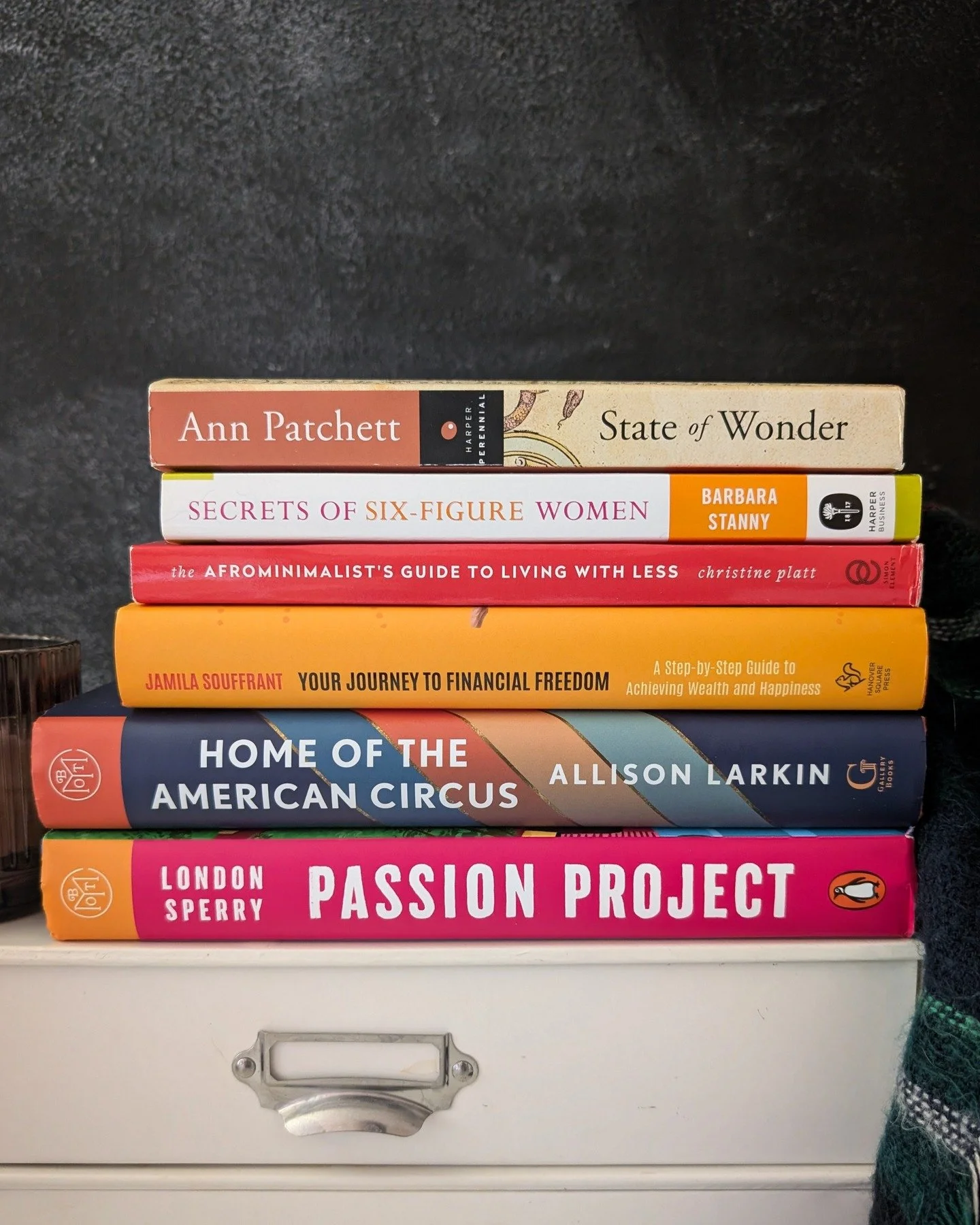What I read in Q3 🤓📚! Hoping for more time to cozy up with some good books as we head into the end of the year.

State of Wonder by Ann Patchett (thanks @emilykencairn.art!)

Secrets of Six-Figure Women by Barbara Stanny

The Afrominimalist's Guide