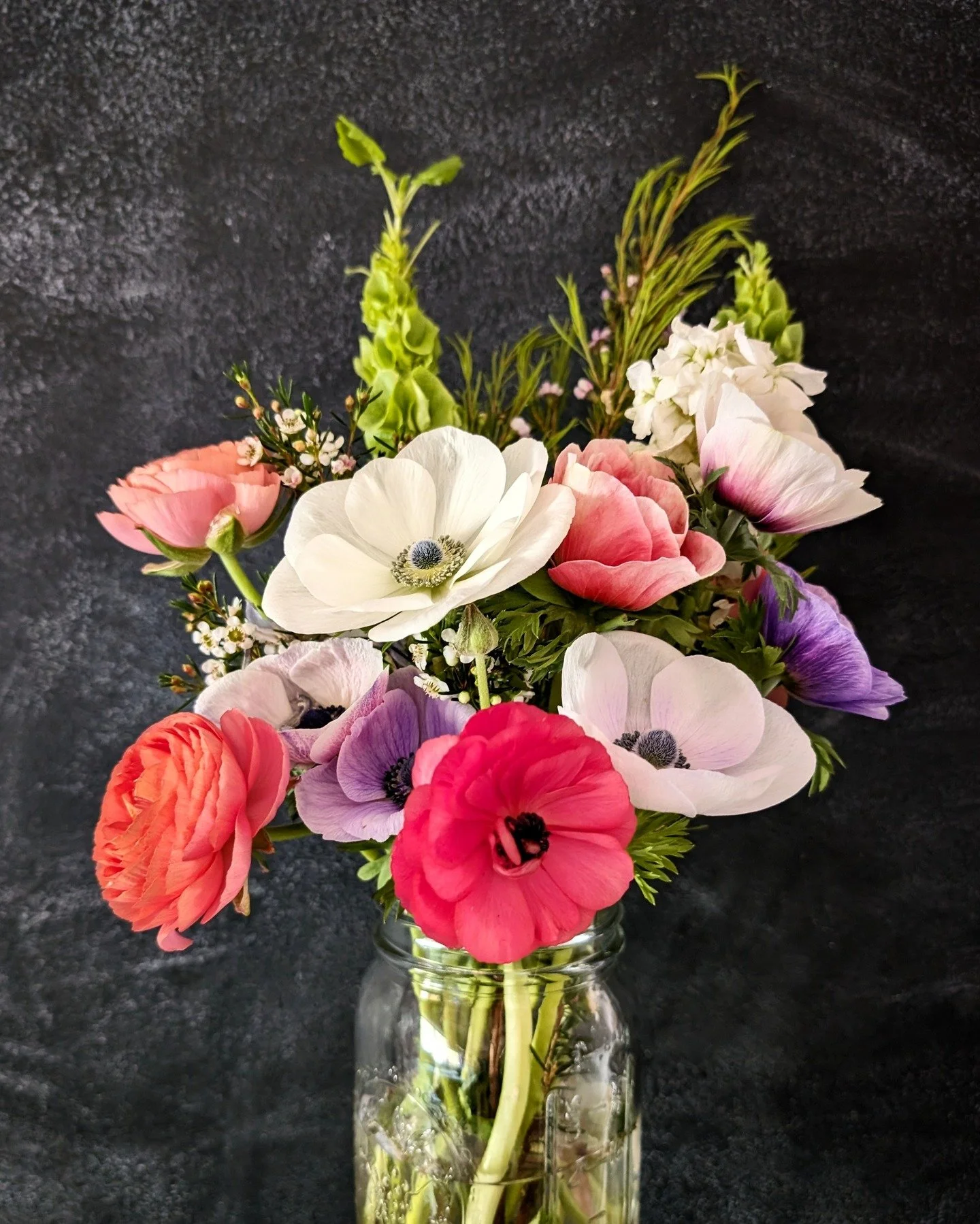 Some office pretties to brighten up your feed 💐. Hope everyone's week is off to a great start!

#homeoffice #localflowers #coloradosprings #creativeentrepreur #smallbusinessowner #officepretties