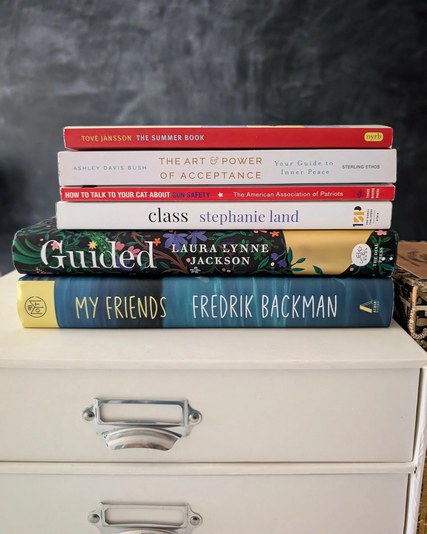 My Q1 book stack 📚! I've been chatting with friends who are voracious readers and have come to the realization that I'm a very slow reader 😅. I tend to chip away at books right before bed and only get through a small chunk at a time unless I'm on v