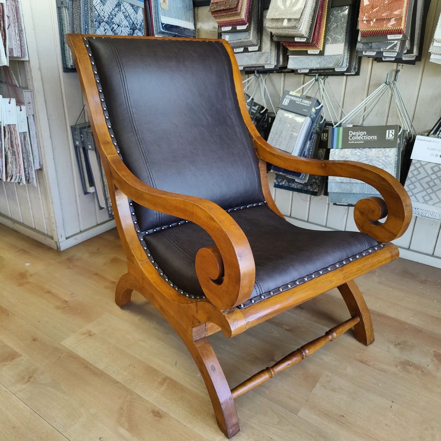 Beautiful wood lounge chair

#upholstery #familybusiness #furnitureupholstery #sandiego #elcajon #smallbusiness #vintagefurniture #vintage #loungechair