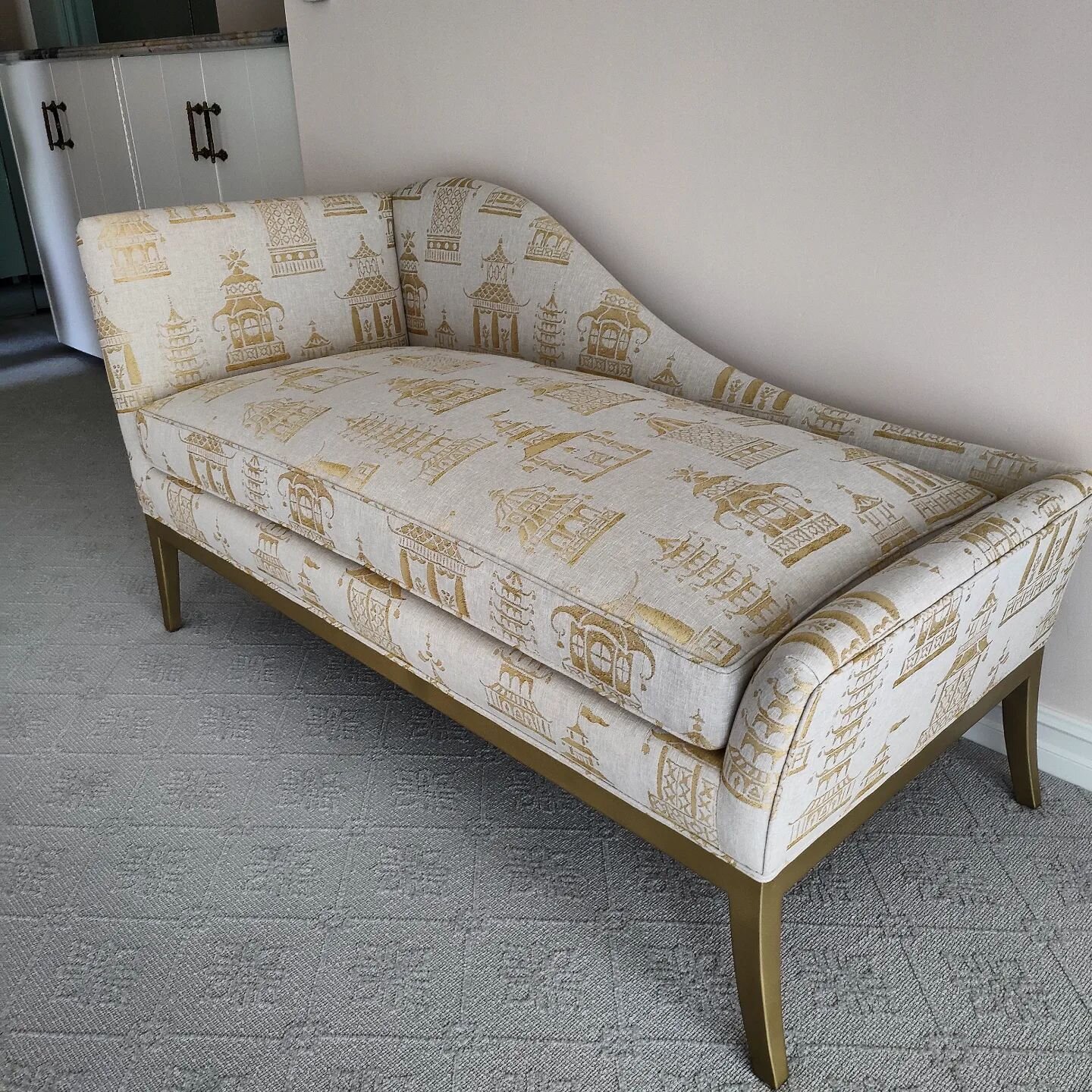 Custom made feather cushion chaise lounge

#upholstery #familybusiness #furnitureupholstery #sandiego #elcajon #smallbusiness #chaiselounge