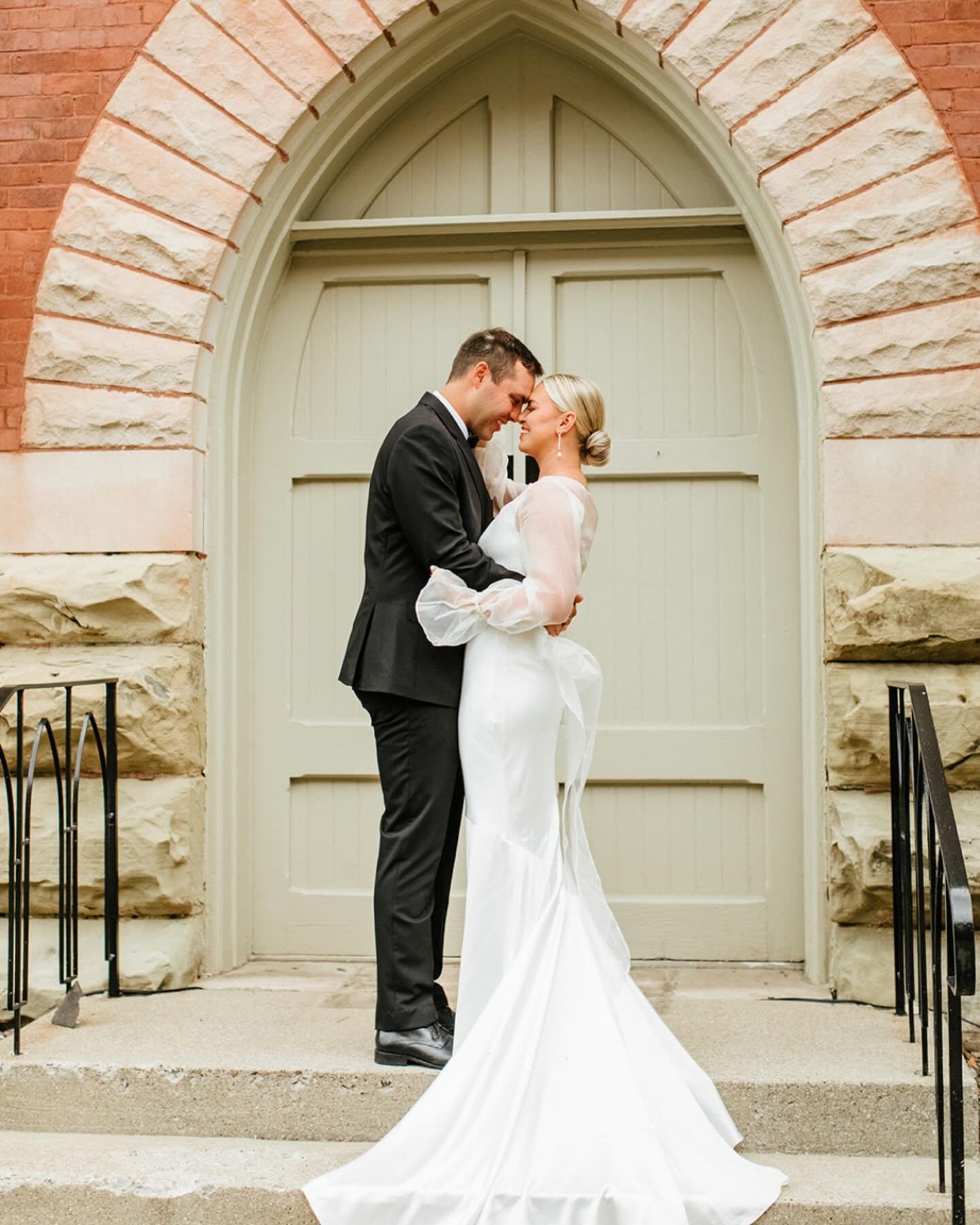 Reminiscent of a day where old walls and new beginnings came together beautifully 🧱✨🥂