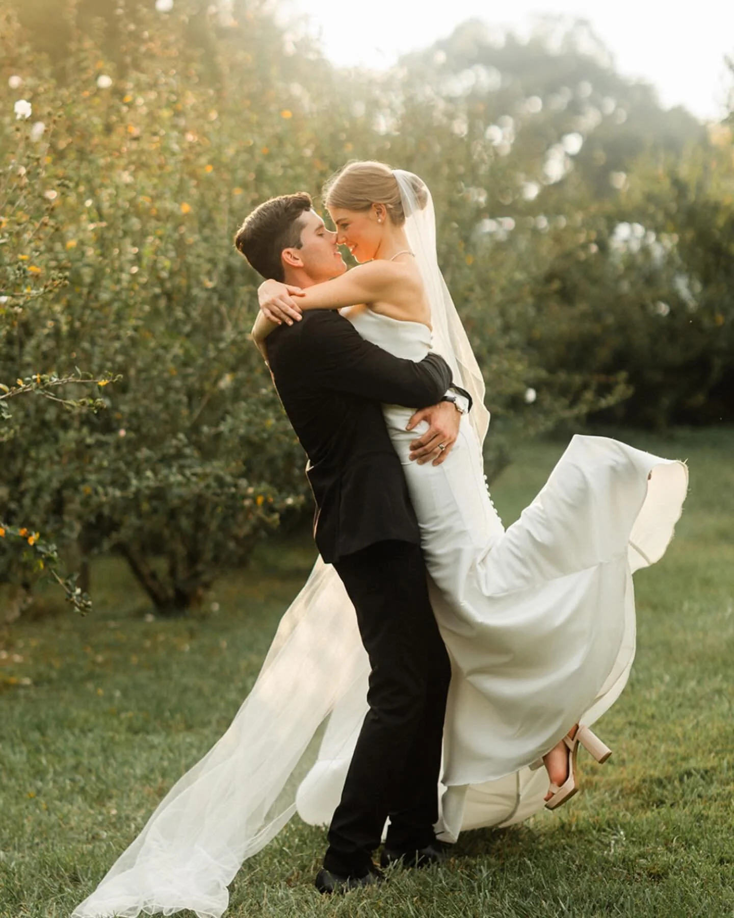 The best photos happen when couples forget the camera and fall into each other. This evening was full of those kinds of moments 🤍🌿🪉