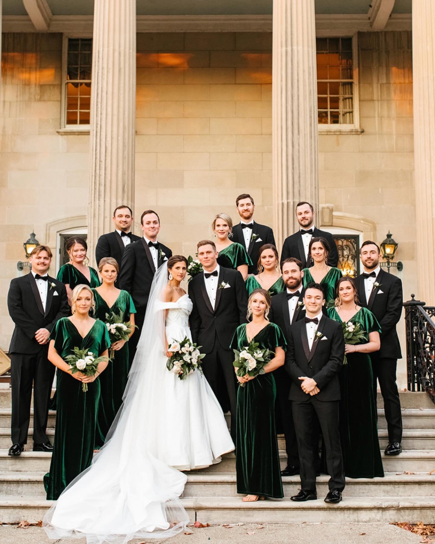 Emerald tones, winter light, and a wedding party that felt straight out of a Christmas card 🎄🤍