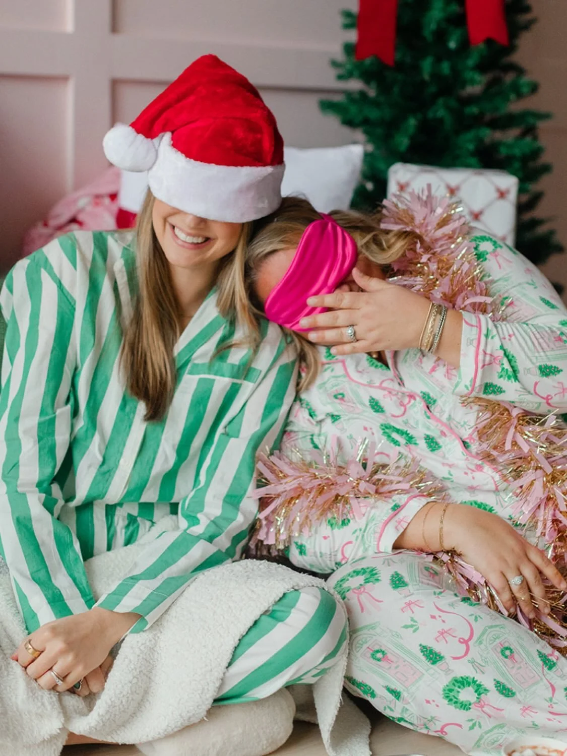 This year we&rsquo;ve chased good light, big laughs, and God&rsquo;s goodness in every little moment. Two best friends, two cameras, &amp; a whole lot of fun along the way.
Merry Christmas from behind the lens,
The Juneberry Girls 🎄✨