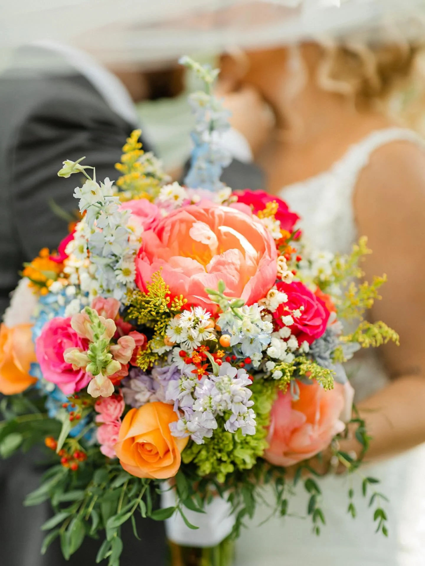 A winter storm is rolling in, but we&rsquo;re over here dreaming of spring blooms and wedding days like this ❄️➡️🌸 Proof that warmer days&mdash;and beautiful flowers&mdash;are always ahead 🤍
