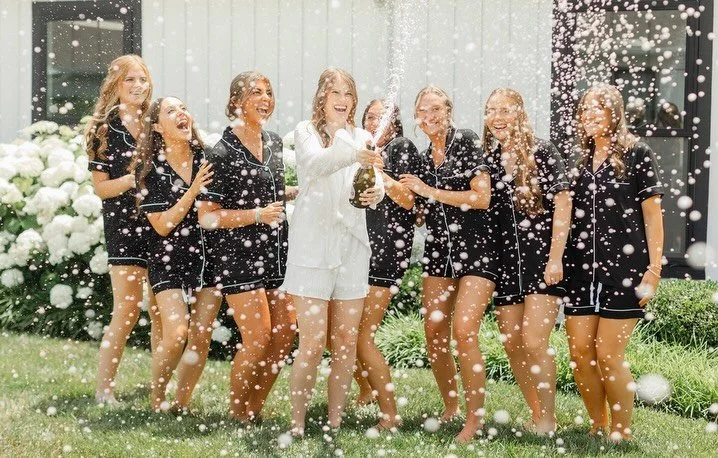 The bride + her bridesmaids + some bubbles 🥂
The champagne pop of our dreams 💭