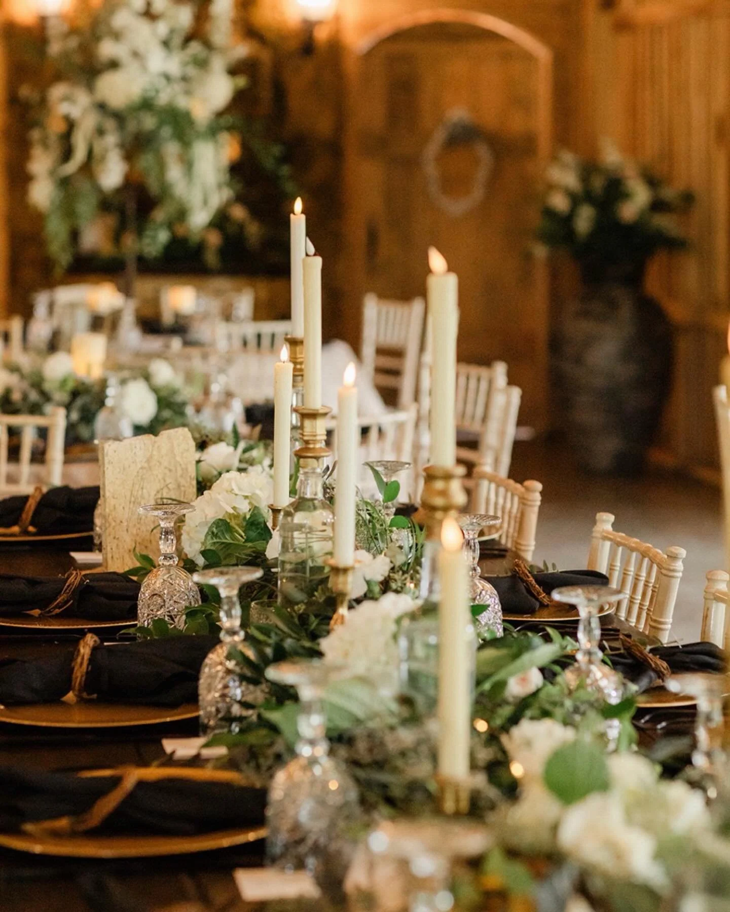 An escape into rustic romance 🌿 Natural textures, soft lights, and lush greenery set the scene for a dreamy, fairytale reception 🪵✨🕯️