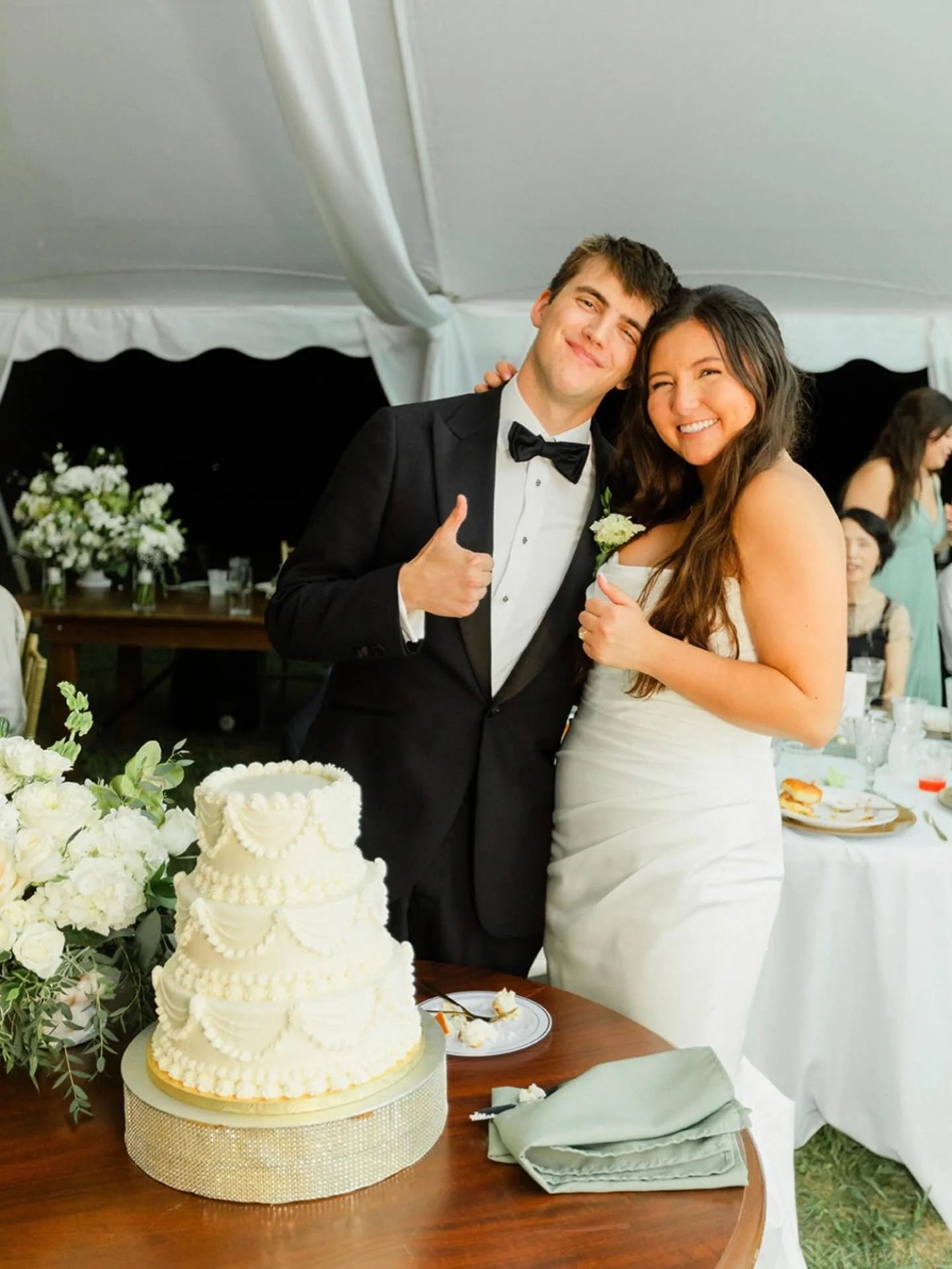 Refined, understated, and reception-ready 🤍✨ The cake passed inspection with flying colors&mdash;bride and groom literally behind it giving the final approval 😂🍰👍🏼 Sage palette, clean design, no notes 🥂