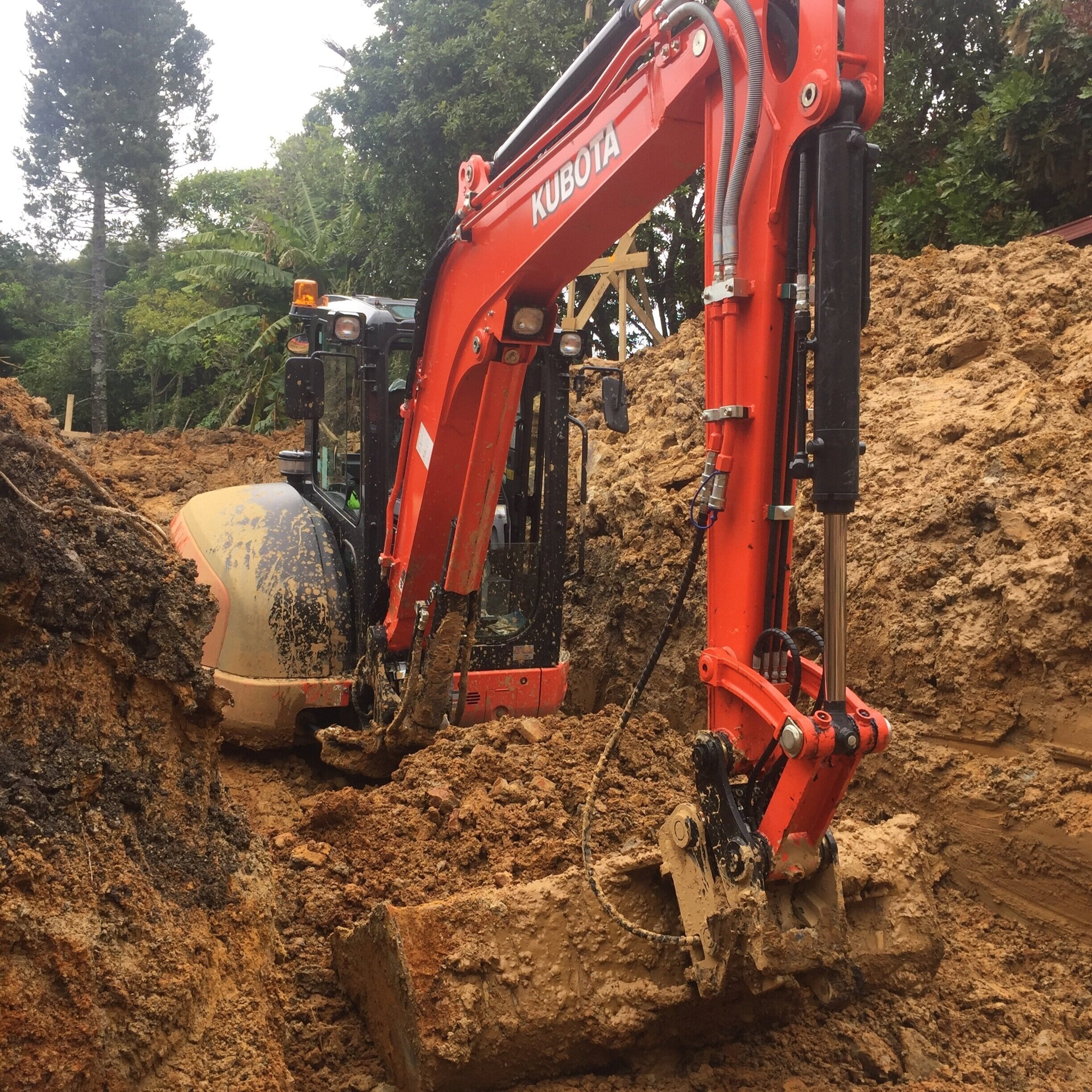 EPG+Digger+and+Operator+Hire+and+Earthworks+Services+-+5.5+tonne+digger+at+work.jpg