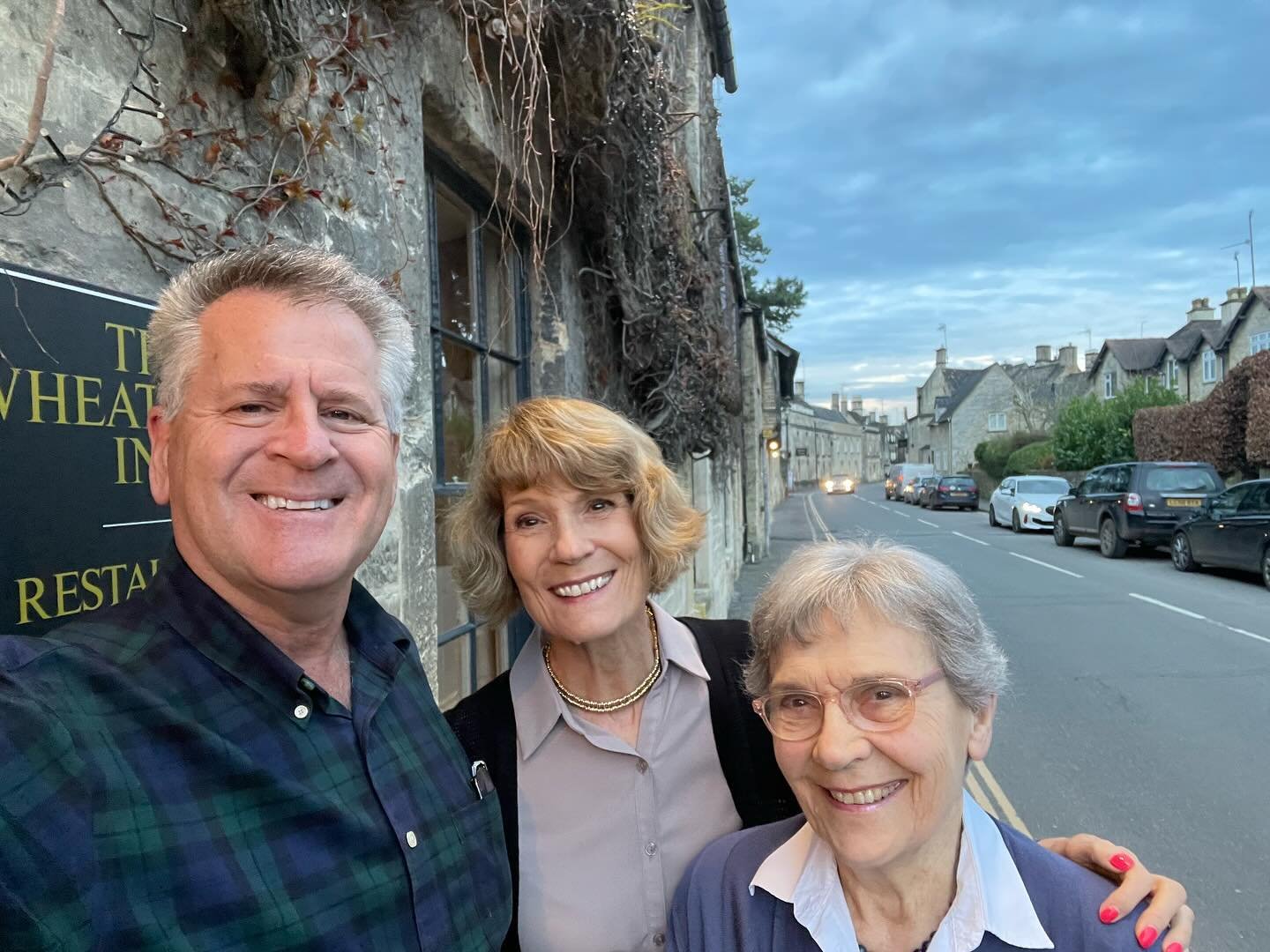 Fun times in Northleach checking in on Mum and considering our new marketing strategies now we have Henry available through the Ingram Spark distribution including Amazon and bookstores in the UK and US.
Dinner at the Wheatsheaf is always a great way
