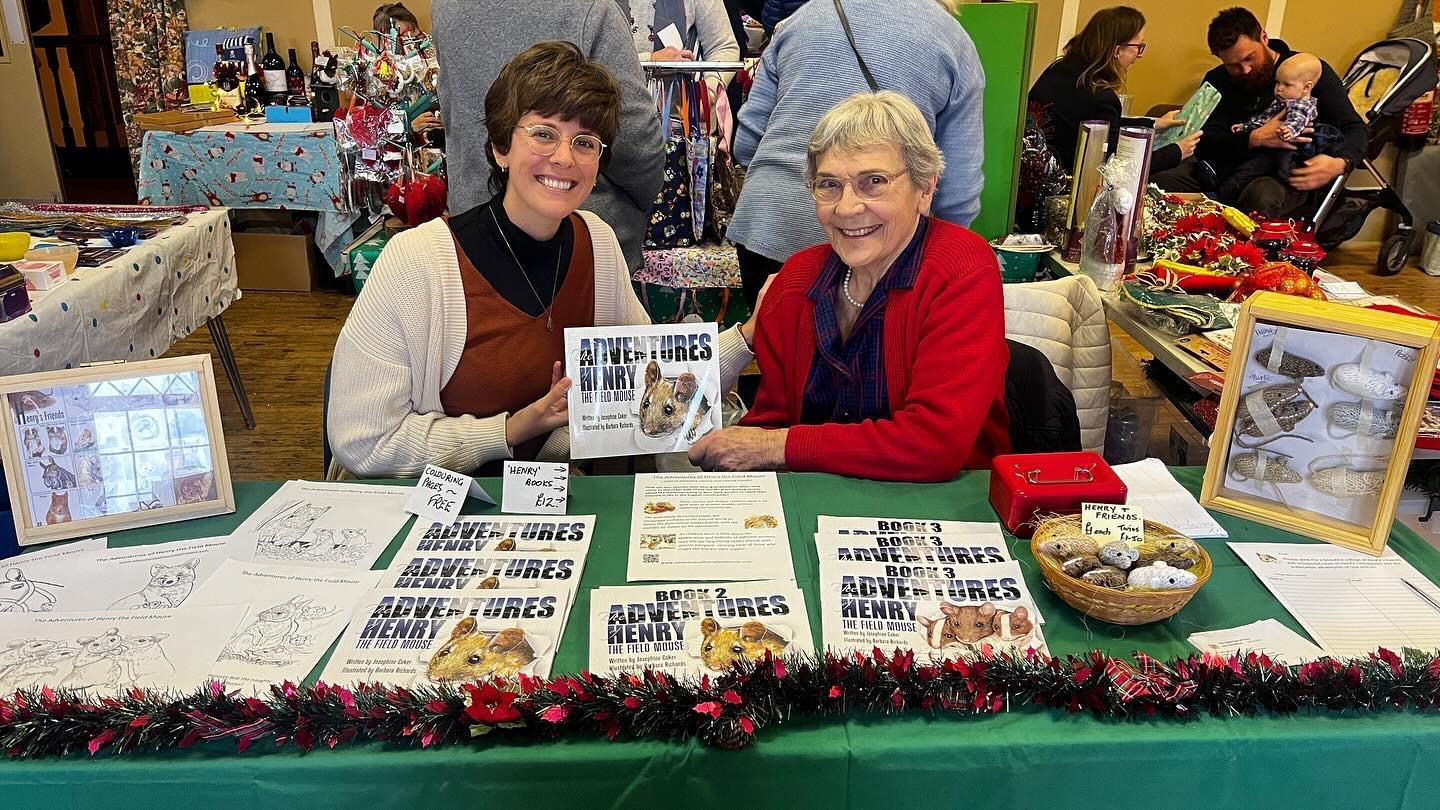 The Christmas Fair has kicked off! We have all 3 books, knitted mice by the author, and free coloring pages - plus book signing on request. A big thank you to the @northleachbabyandtoddlergroup for organizing this lovely event!