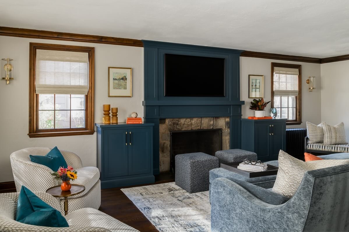 Project complete! We are so proud of the work we did for this special family&rsquo;s living room. 🧡

@heardwoodworking 
@vanguardfurniture 
@bernhardtfurniture 
@curreyco 
@the_naturallight 
@jaipurliving 
@visualcomfort 
📸: @meghanbalcomphotograph