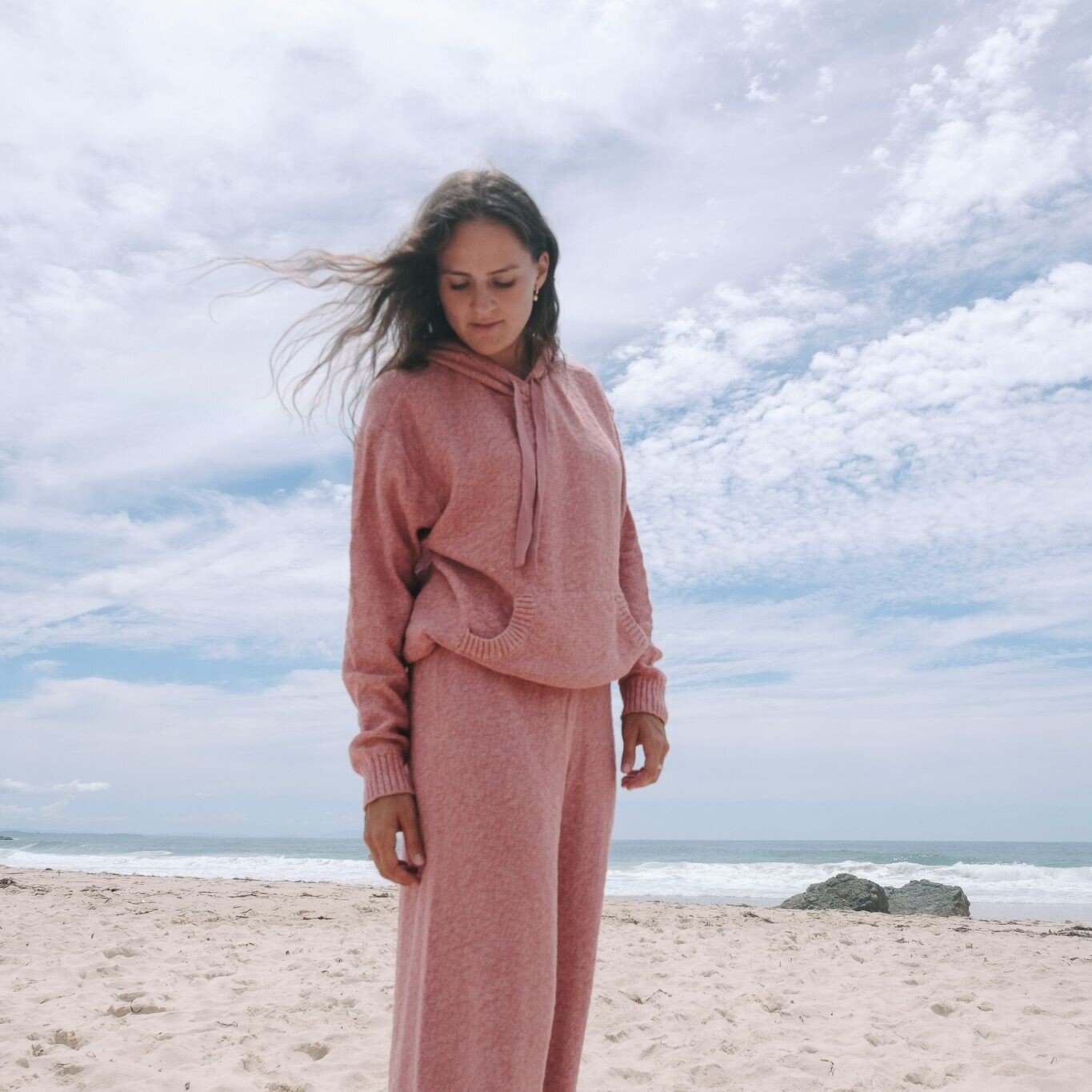 Windy beach days made cosy in a matching set. ⁠
⁠
#pipinghotaustralia #forcleanoceans