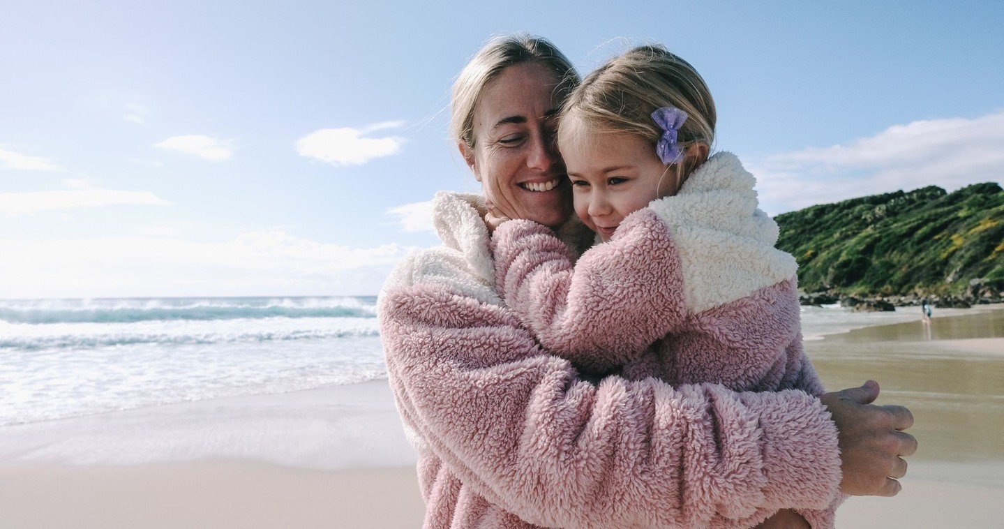 Mums! We're looking at you! The countdown is on until Mother's Day and we know you want to capture some cute and cozy memories like these this year with your little (or big) one's! ⁠Treat yourselves with our Teddy Fleece and matching kids jumper to r