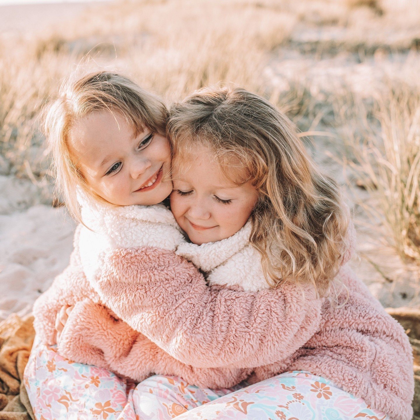 We can't get enough of these two! 🤍 Our teddy fleece pullover's are a must for magical sunset filled evenings at the beach like these...✨️Get yours at a Target near you! 🩷⁠
⁠
⁠
⁠
#pipinghot #forcleanoceans #heroesfortheocean #australiansurf #sustai