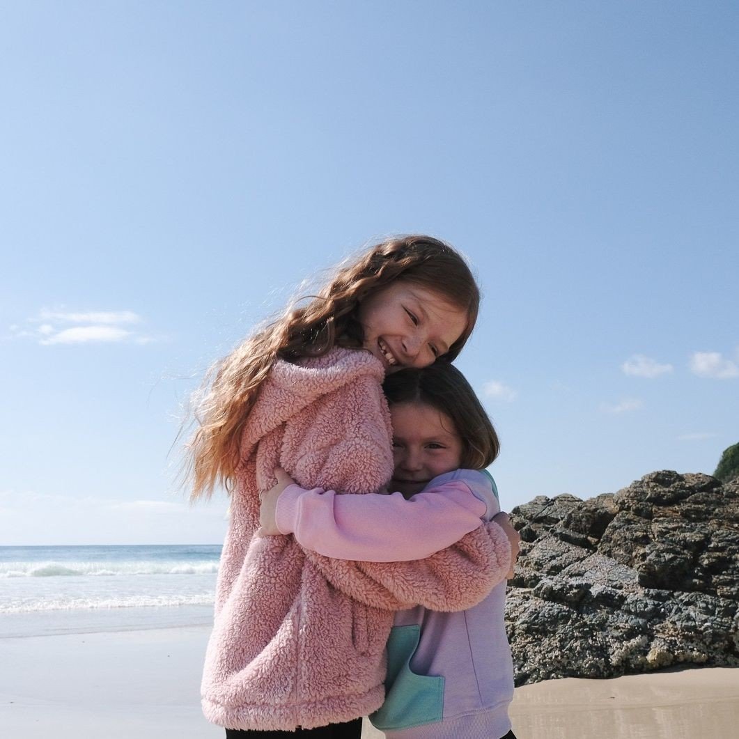 Um sorry, how cute are these two and the cosy jumpers!!! - keeping you and your kids looking cool and snug all day long 🌅 ⁠
⁠
⁠
⁠
⁠
#pipinghot #forcleanoceans #herosfortheocean #australiansurf #sustainableclothing #surflife #surfingcommunity #shreds