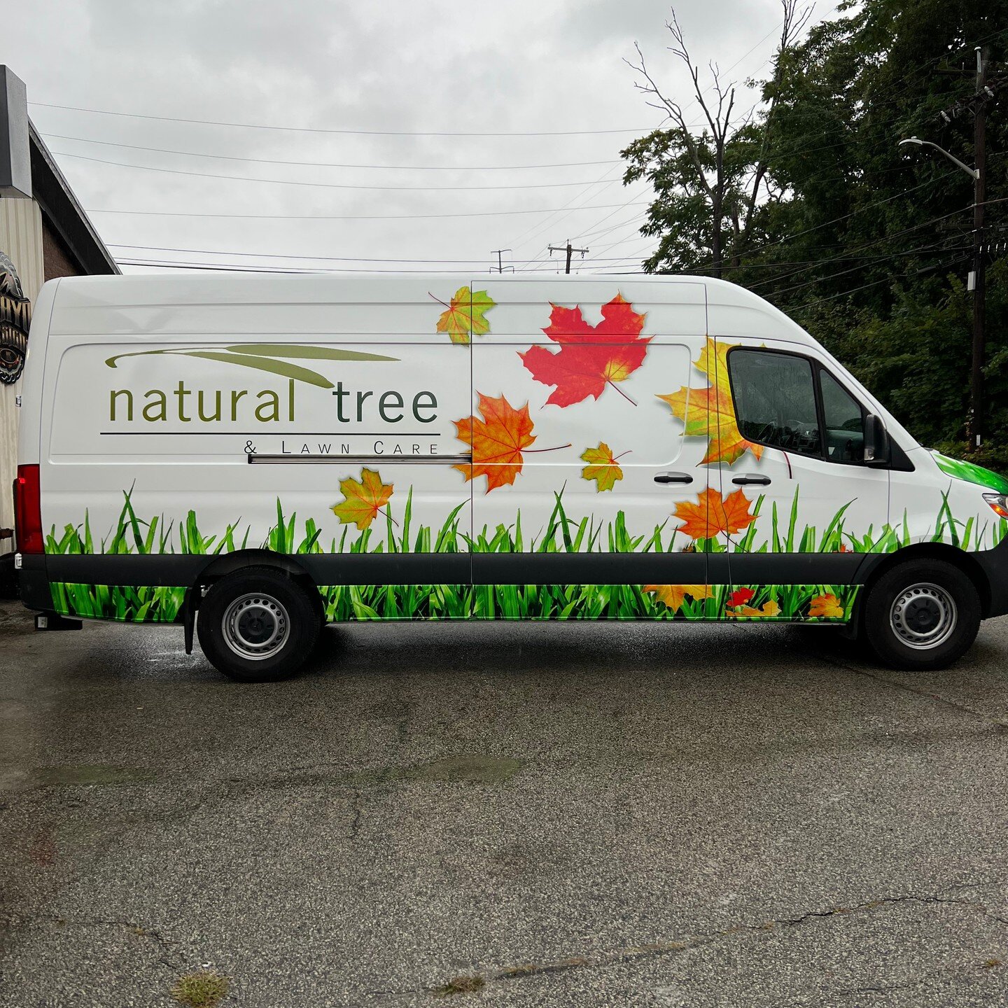 Our most recent wrap for @maltbytree's Natural Tree! We love how this job came out - SOO colorful, SOO vibrant. Positively eye catching!! 🍁🍂