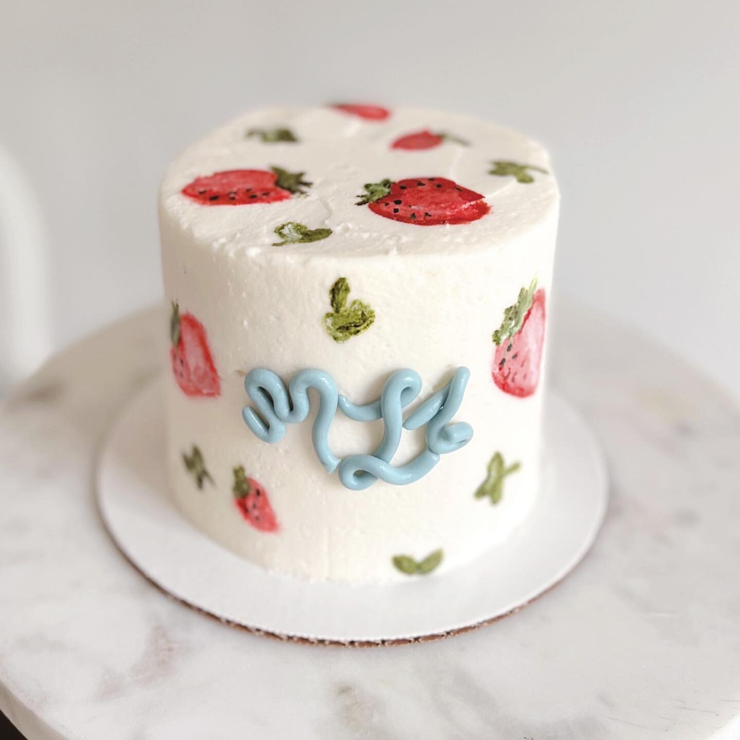 Y&rsquo;all know I love a &ldquo;painted&rdquo; cake and this strawberry smash cake is so sweet!! 🍓 #dogwoodandmagnolia #mooresvillealabamabakery #strawberrysmashcake #strawberrycake