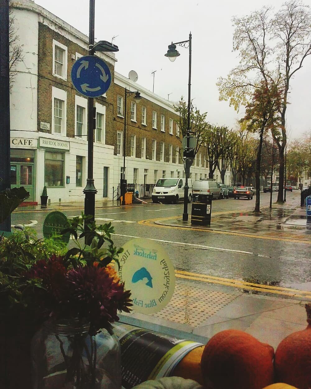 This snowy Sunday reminds me of rainy afternoons in Islington. ☂️ Halfway across the world, the pale, soft sky is just the same. ☁️

New travel memory posts up on the blog (link always in bio), complete with more snapshots of life when we could wande