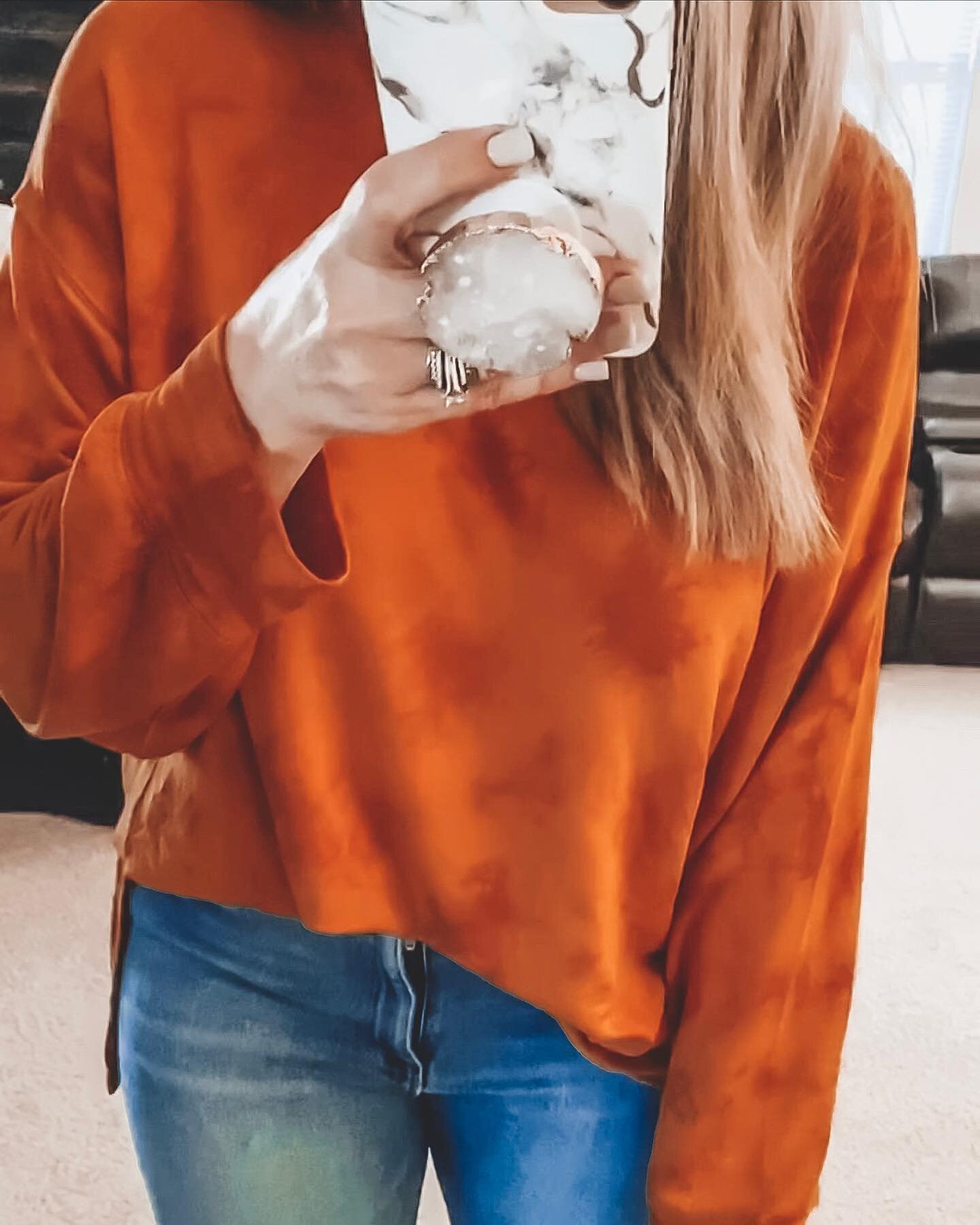 Did someone say Pumpkin Spice?  I swear this top gives me ALL the fall vibes for sure.  And it&rsquo;s so darn comfy too. Linking this sweatshirt and everything else in BiO 👆🏻 including my phone case and gemstone finger grip which has been asked ab