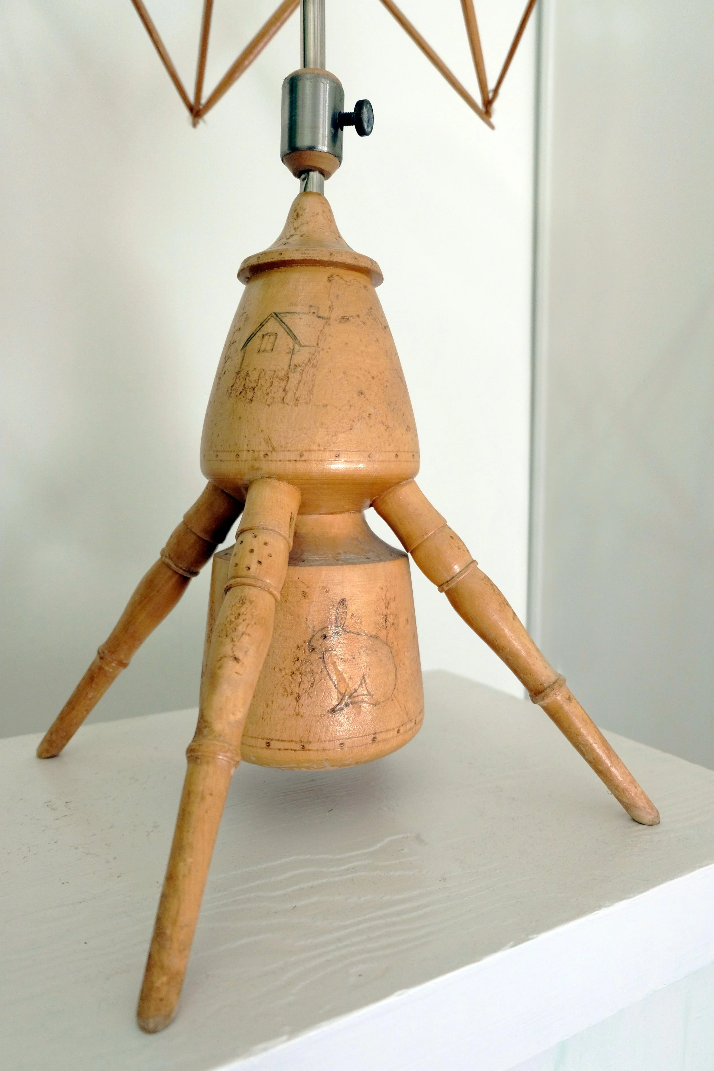 ALIEN, 2026, 93x50x50cm. Skulptur av hespetre og lampeskjerm