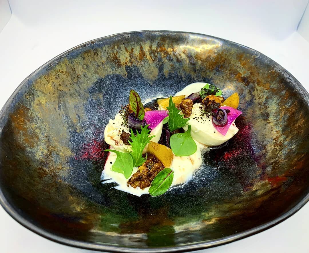 LUNCH Burratina
#burrata #walnut #hazelnut #portulak #walnutoil #chicoree #treviso #joghurt #balsamico #kaki #fermentedroots #gaultmillauschweiz #gaultmillau #frohsinn🐓 #luzern #fallstaff #guidemichelinsuisse #guidemichelin #foodies #foodstagram #fo