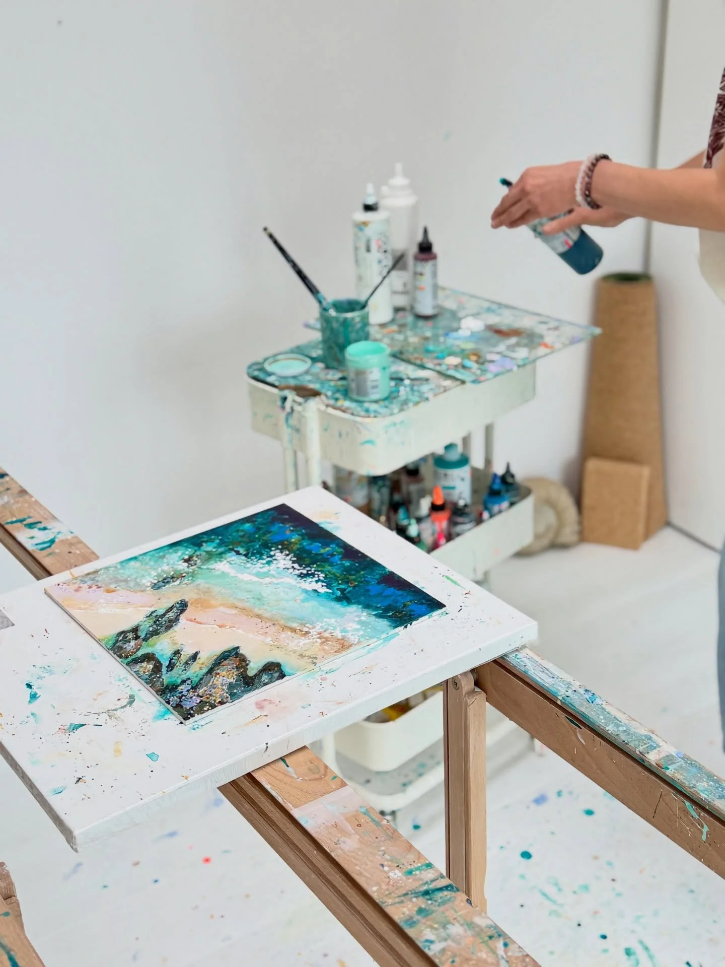 Studio Hooray Days, mini art imminent&hellip;

Thank you for your patience as I gently create my mini painting for a Christmas drop coming very soon. 

Some days in my studio are extra special and over the weekend I spent some lovely time in my studi