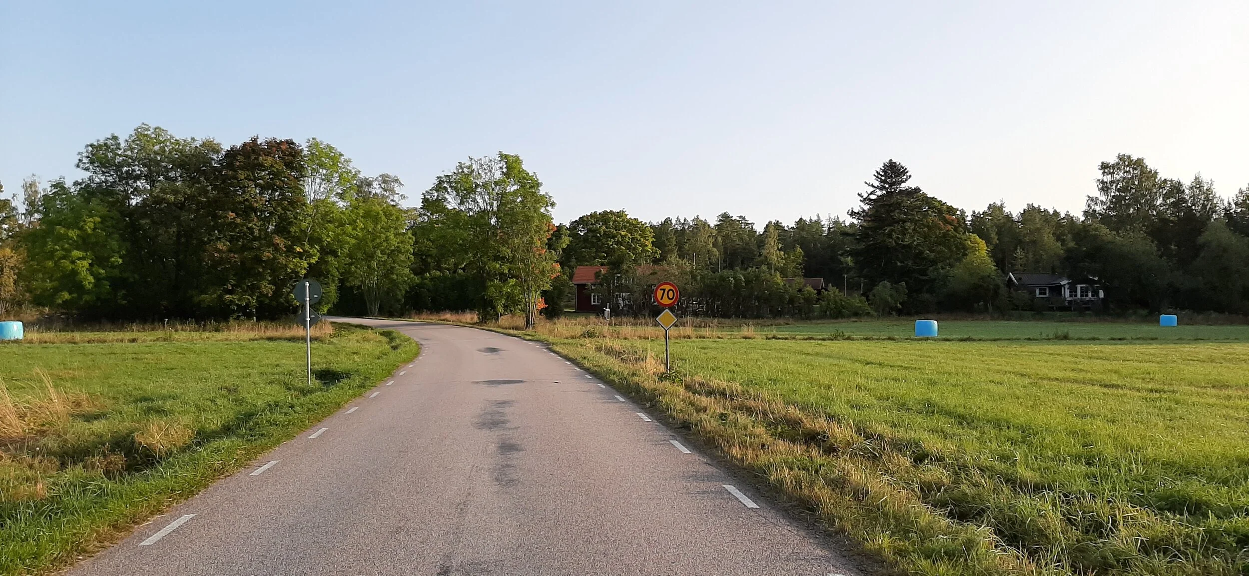 Bild 2: Jaktgården ligger på höger sida efter att du paserat skylten