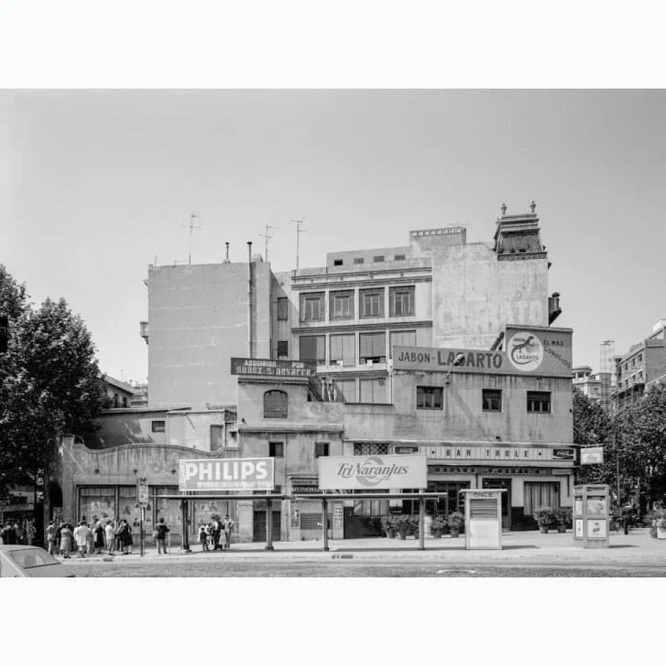 **Inspiraci&oacute;n | La transformaci&oacute;n urban&iacute;stica de Manolo Laguillo**
.
.
En los 70 empez&oacute; en Espa&ntilde;a un proceso de transformaci&oacute;n de las ciudades. Crecen las &aacute;reas metropolitanas, la industria se empieza a alejar del centro y las construcciones se aglutinan de manera heterog&eacute;nea. Y ah&iacute; est&aacute; Manolo Laguillo (n. 1953) con su c&aacute;mara de placas y objetivo descentrable, explorando esas nuevas ciudades y alej&aacute;ndose de los centros hist&oacute;ricos, buscando un paisaje m&aacute;s real en las periferias. .
.
Plasma las tensiones sociales, econ&oacute;micas y pol&iacute;ticas de la transformaci&oacute;n urbana convirti&eacute;ndose en un referente del documentalismo urbano. Se aleja de los c&oacute;digos simplemente descriptivos de la fotograf&iacute;a de arquitectura, ense&ntilde;ando una realidad diversa, poco representada y con una personalisima visi&oacute;n.
.
.
Es f&aacute;cil dar un paseo m&aacute;s o menos largo por nuestras ciudades y acabar en estos lugares a medio camino entre los l&iacute;mites de lo nuevo, lo viejo, la ciudad y el campo cada vez m&aacute;s difuso. &iquest;Nos ponemos un poco documentales y exploradores de todas estas zonas en constante modificaci&oacute;n urban&iacute;stica? Si os anim&aacute;is nos encantar&iacute;a ver qu&eacute; descubr&iacute;s #filmphotography #largeformat #analogphotography #analogfilm #fotografiaespa&ntilde;ola #fotografiacontemporanea #manololaguillo #fot&oacute;grafosespa&ntilde;oles