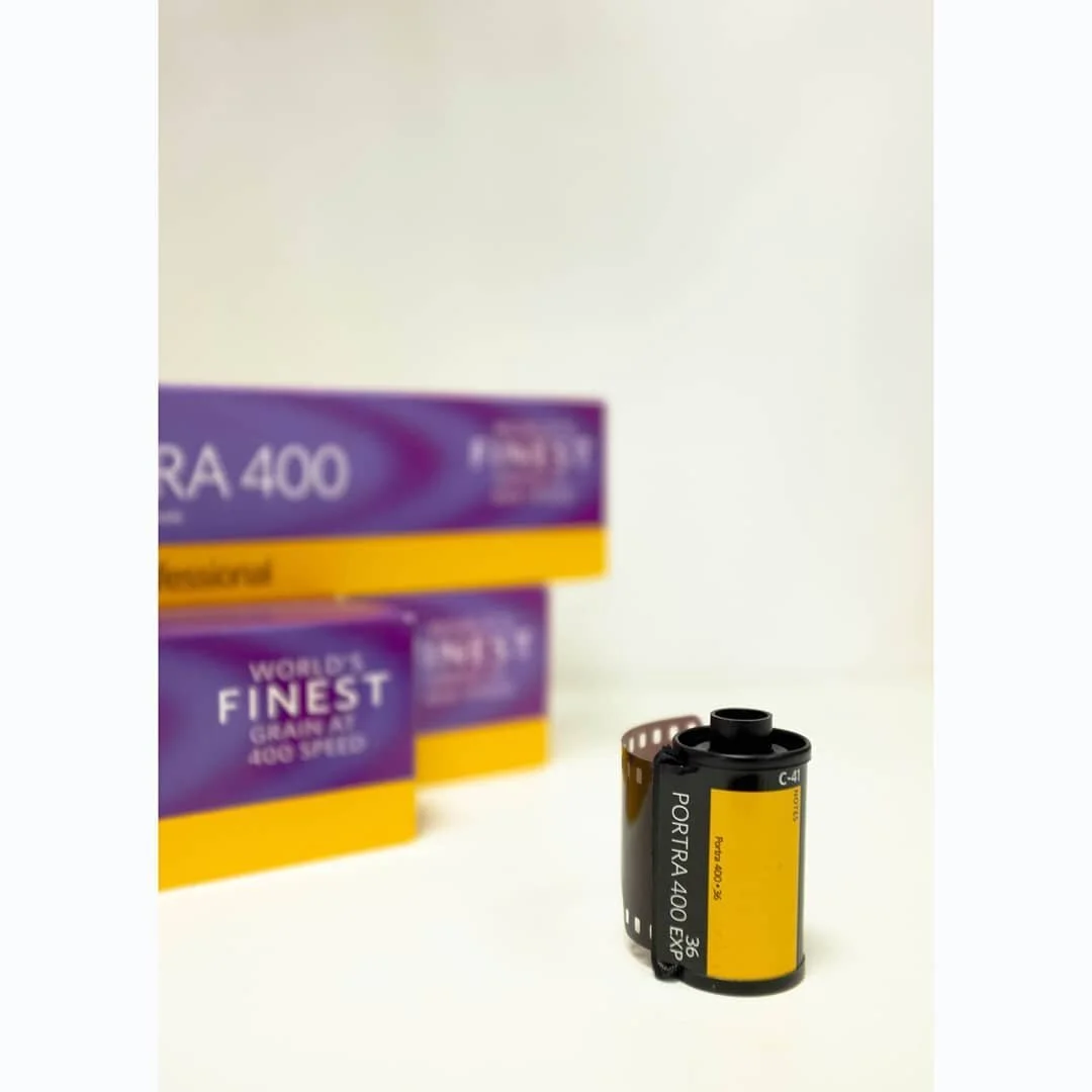 **Kodak Portra 400** .
.
Cuando disparas un Portra todo es un poco m&aacute;s colorido y luminoso. &iexcl;Nos encanta! Es perfecto para retratos, por lo tonos naturales de piel que ofrece y la calidez de sus colores. Como toda la gama Portra es una pel&iacute;cula dise&ntilde;ada para luz diurna y se fabrica en 35mm, formato medio y gran formato. Quiz&aacute; la 400 sea la m&aacute;s vers&aacute;til, pudi&eacute;ndose usar en casi toda condici&oacute;n de luz, porque adem&aacute;s aguanta muy bien los forzados, hasta dos pasos sin grandes problemas, solo notar&aacute;s unos colores un poquitos m&aacute;s saturados y quiz&aacute; una ligera dominancia al amarillo, pero nada grave! .
.
Si a&uacute;n no la has probado y buscas resultados profesionales es el momento, si ya lo has hecho sabes de lo que te hablamos ;)
&iquest;Empezamos esta fase 1 con bien de color?
#analogphotography #analogfilm #kodakalaris #kodak #portra400 #analogphotography #todaviadisparoenanalogico #carrete #c41