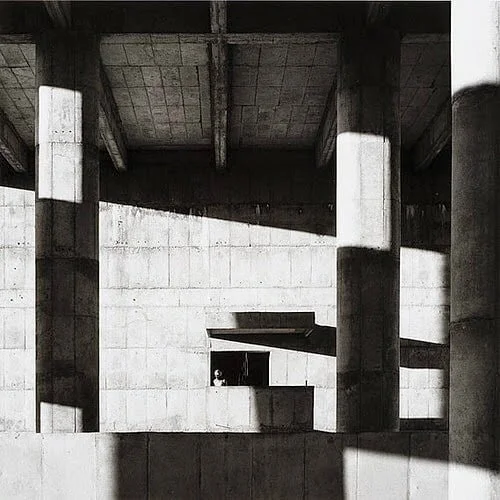 **Inspiraci&oacute;n | Arquitectura**
.
.
La arquitectura forma parte de la fotograf&iacute;a, como tel&oacute;n de fondo de muchas de las im&aacute;genes que tomamos. Pero no es hasta la d&eacute;cada de 1940-50 cuando la figura del fot&oacute;grafo de arquitectura aparece de forma profesional.
.
.
Lucien Herv&eacute; (1910-2007)  tras conocer a Le Corbusier se especializar&aacute; en este tipo de fotograf&iacute;a. Sus im&aacute;genes llenas de zonas de luz y sombra, aplanando perspectivas y generando nuevos planos nos dirigen la mirada de un lado a otro invit&aacute;ndonos a mirar con mayor profundidad y detenimiento. Rectas y curvas, espacios vac&iacute;os y llenos, dinamismo gracias a la luz y composici&oacute;n. Crea fotograf&iacute;as en las que se esconden figuras humanas, no como protagonistas, pero a&ntilde;adiendo cierta dimensi&oacute;n simb&oacute;lica y dialogando con el espacio. Casi como escenarios teatrales con personajes an&oacute;nimos.
.
.
Un trabajo muy interesante que realiz&oacute; por encargo fue el que posteriormente se edit&oacute; como "Espa&ntilde;a blanca y Espa&ntilde;a negra" retratando la arquitectura popular mediterr&aacute;nea y El Escorial entre 1958 y 1968 (foto 4). .
.
&iquest;Nos animamos a salir con la c&aacute;mara y fijarnos en las arquitecturas que nos rodean? Las horas de paseo pueden ser muy interesantes lum&iacute;nicamente, la luz del amanecer y el atardecer general sombras que no te defraudar&aacute;n. Venga, &iquest;qui&eacute;n va a cargar hoy carrete? Yo seguro :) si lo hac&eacute;is fotografiar vuestro equipo por la ciudad y etiquetadnos, &iexcl;nos encantar&iacute;a ver con qu&eacute; retratais vuestra arquitectura cercana!
#lucienherve #arquitecturephotography
#lecorbusier #filnphotography #analogfilm #todaviadisparoenanalogico #contemporaryart