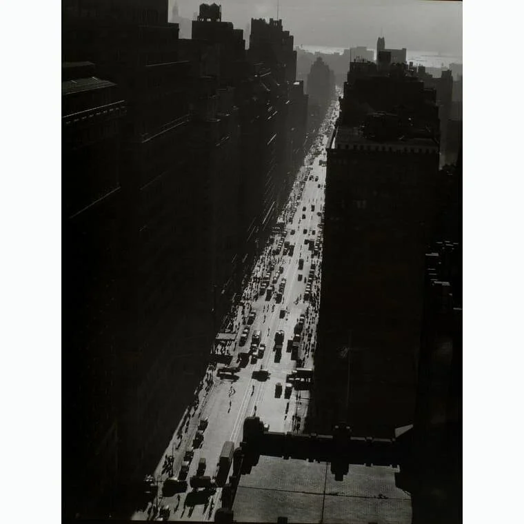 **Inspiraci&oacute;n | El NY de Berenice Abbott**
.
.
Hubo un tiempo en que las ciudades cambiaban r&aacute;pido, pasaban de barrios cerrados, de casas bajas y calles estrechas a grandes megal&oacute;polis, donde los edificios crec&iacute;an en altura, las avenidas amplias formaban manzanas llenas de tr&aacute;fico y las clases obreras se ve&iacute;an relegadas al extrarradio.
.
.
Este tiempo en que Abbott (1898-1991)  con su c&aacute;mara de gran formato se plant&oacute; en las calles de una Nueva York en plena transformaci&oacute;n, interes&aacute;ndose por sus barrios, la cultura urbana y la arquitectura. En sus fotos, recopiladas en la publicacion Changing New York de 1939, encontramos estos contrates, estos dos mundos, entre la vida tradicional de peque&ntilde;o comercio y las modernas urbes actuales, un mundo en descomposici&oacute;n y reconstrucci&oacute;n, que no ha parado hasta hoy. Ciudades hechas con moldes, deshabitadas pero monumentales, creadas para los coches, las empresas y las grandes cadenas. .
.
Abbott siempre fue una mujer llena de curiosidad y perseverancia. Empez&oacute; en escultura pero pronto vio las posibilidades de la fotograf&iacute;a, fotografi&oacute; NY durante m&aacute;s de seis a&ntilde;os sin ning&uacute;n tipo de apoyo econ&oacute;mico. Adem&aacute;s fue una de las responsables de conservar y dar a conocer el trabajo de Atget. Siempre dio clase e investig&oacute; desarrollando procesos de iluminaci&oacute;n.
.
.
"Todo lo que hay en la ciudad es parte de su historia", resume a la perfecci&oacute;n esa mirada suya en la que pone el mismo peso en lo que fue y en lo que es. Detalles que traslucen una historia oculta bajo el hormig&oacute;n y el cristal. .
&iquest;Damos un paseo por nuestras ciudades prestando atenci&oacute;n a esa historia de cambio constante? Si os anim&aacute;is a coger la c&aacute;mara y recorrer calles peque&ntilde;as y enormes avenidas nos encantar&iacute;a verlo :)
#bereniceabbott #contemporaryart #ny #changingny #abbott #filmphotography #inspiredbywomen #inspiration #largeformat