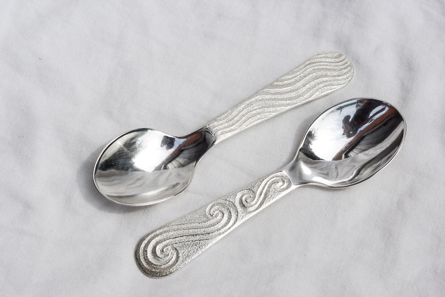 &bull; A recent commission of a silver spoon inspired me to make two ~  They have been chased with a swirling wave design &bull; 
.
.
.
.
.
.
#silverspoon #chased #🥄#chasingwaves #chasingwavescollection #sspjewelleryandsilversmithing #silversmith #h