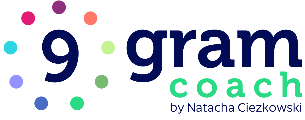 Logo met de tekst '9 gram coach by Natacha Ciezkowski' en kleurrijke stippen.