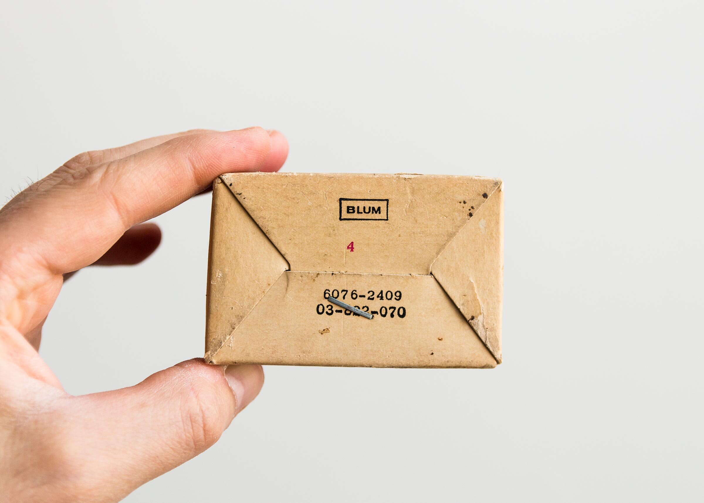 Bottom of box with BLUM type, logo and part numbers