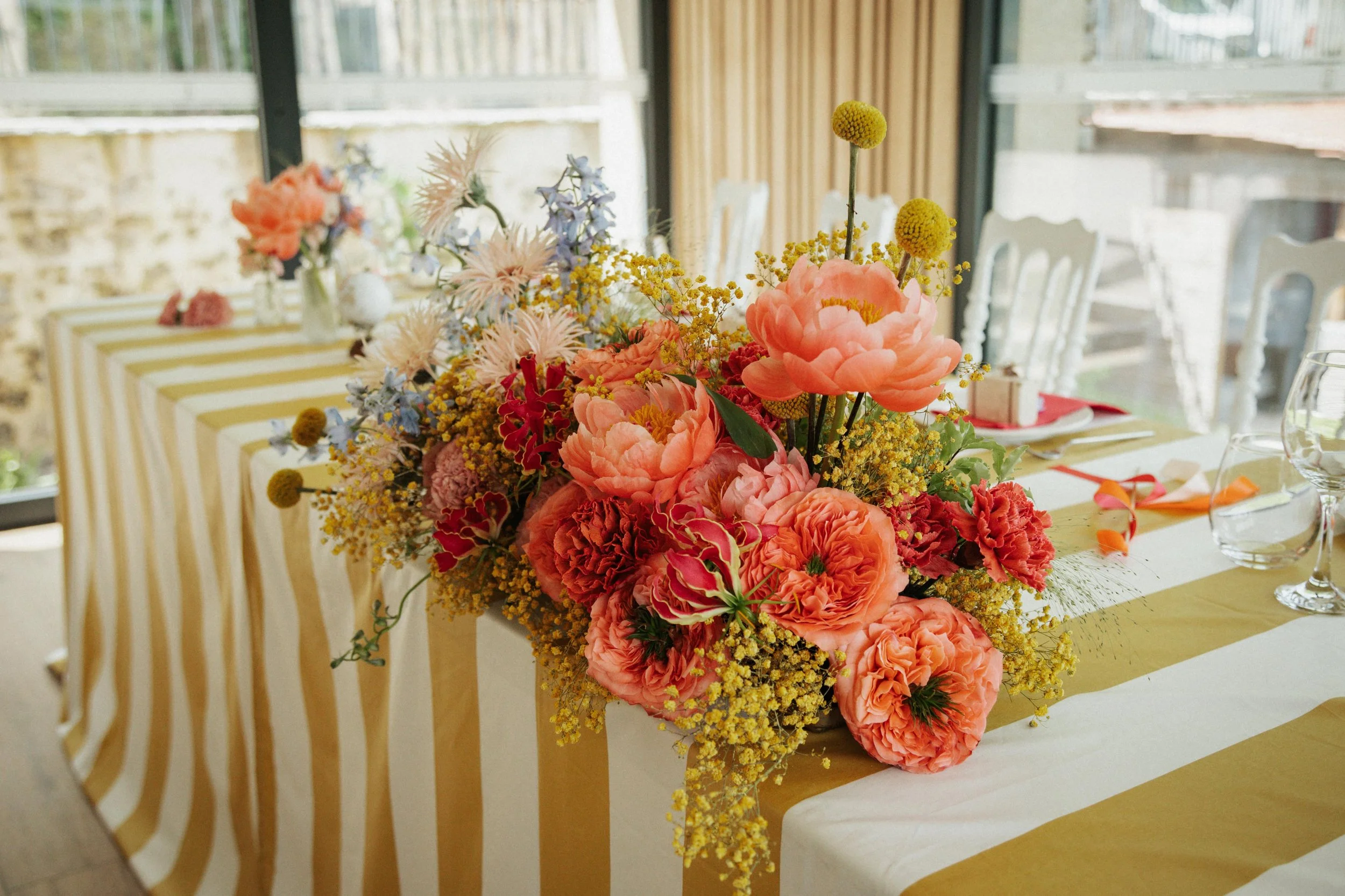 Décoration de table élégante avec des compositions florales signées Marine Pineau, fleuriste à Vallet. Une ambiance raffinée, idéale pour un événement dans le vignoble, conçue par une décoratrice florale..