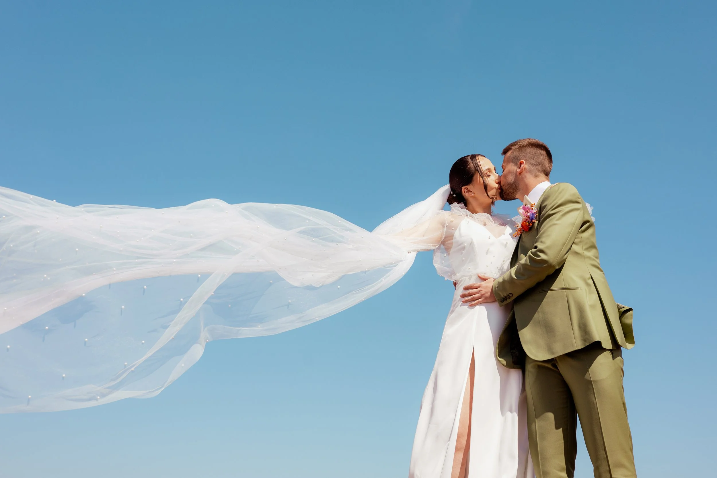 Couple de mariés en extérieur, soleil et amour