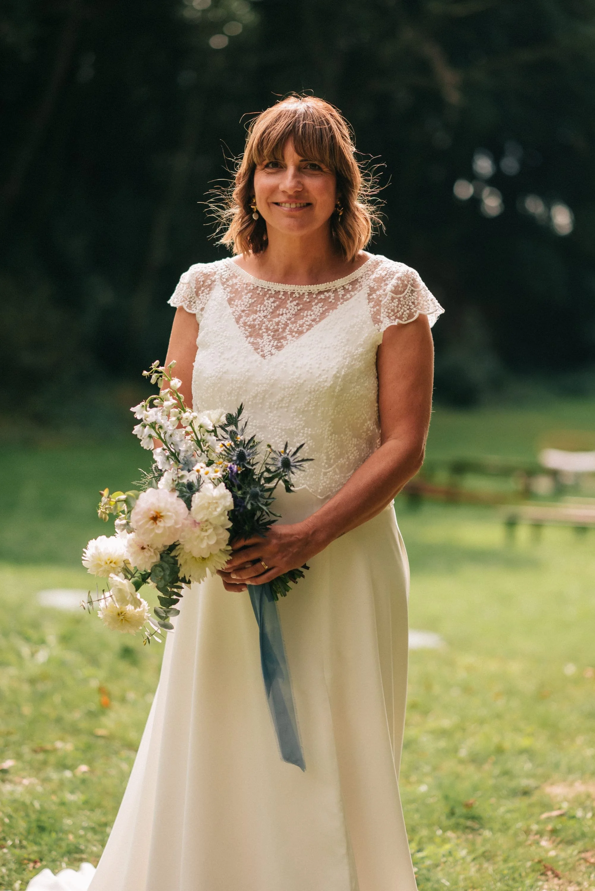 Bouquet de mariée, bleu et blanc pour un mariage vue sur mer. Pornic, robe de mariée