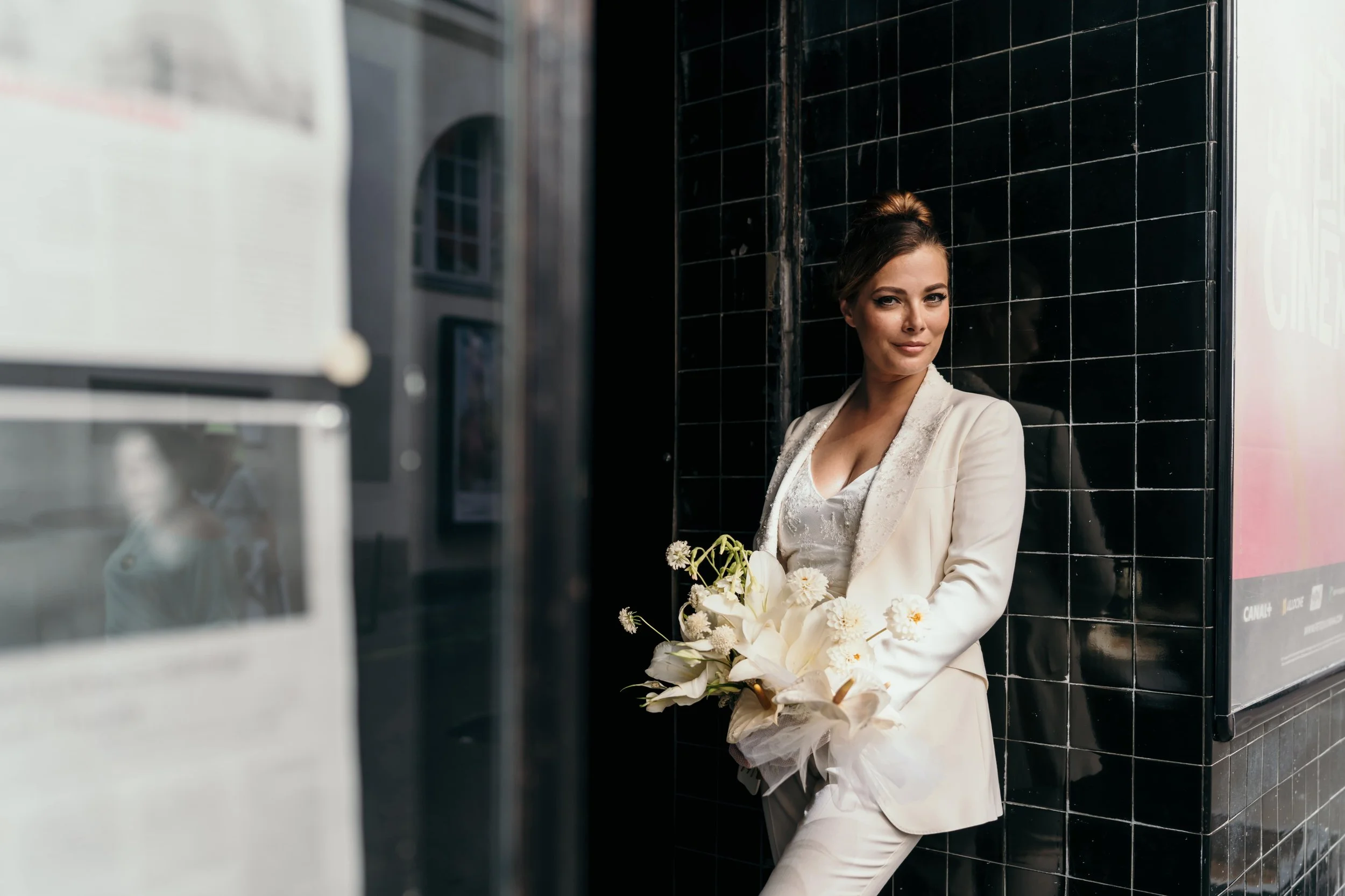 Mariage rétro chic, bouquet de marié style couture, lys blanc, tailleur femme